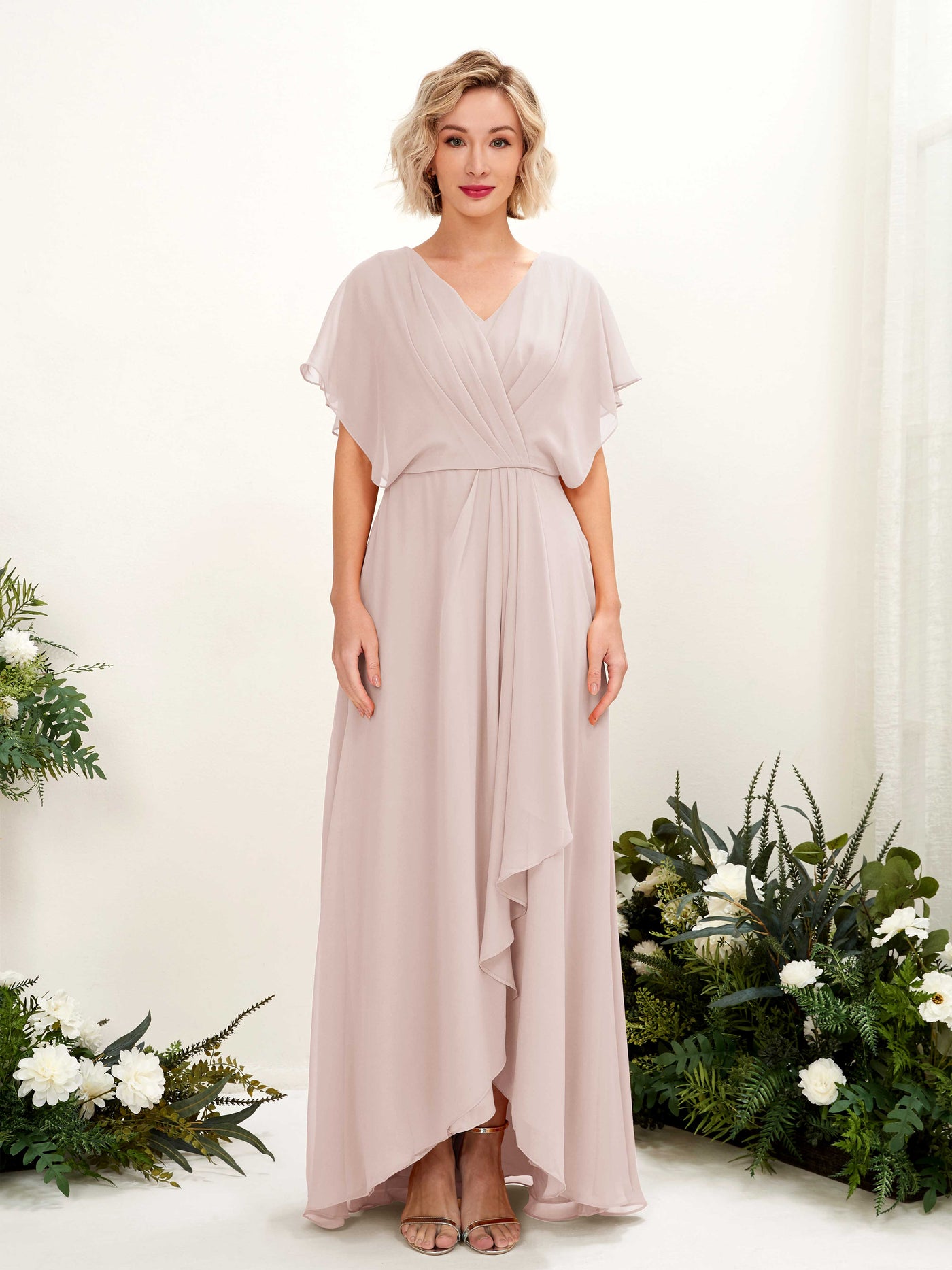 Carlyna Vestido Línea A Escote en V Manga con vuelo Hasta el suelo Dama de honor Biscotti #color_biscotti