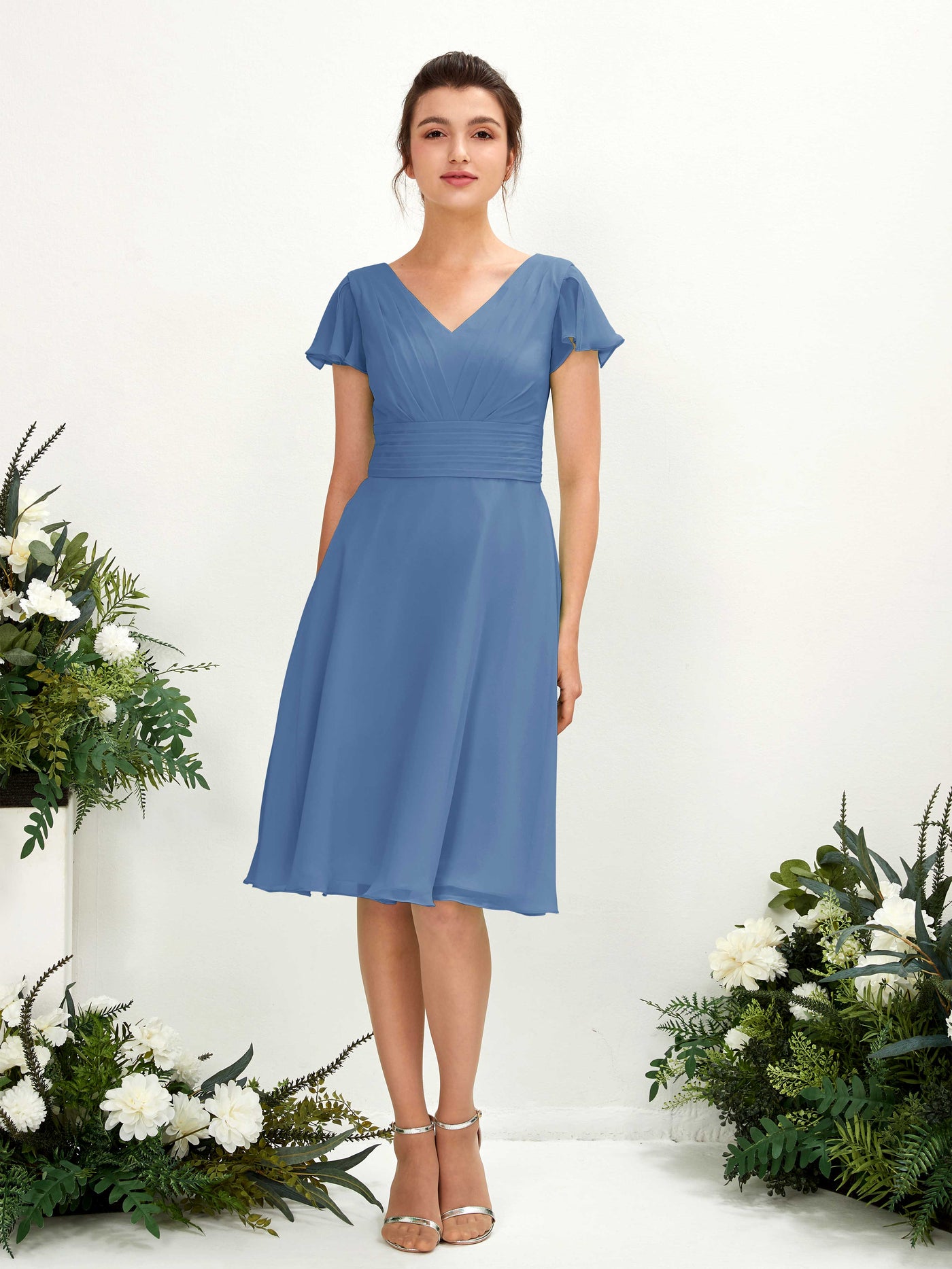 Carlyna Vestido línea A escote en V manga con vuelo hasta la rodilla gasa Azul polvoriento #color_azul-polvoriento
