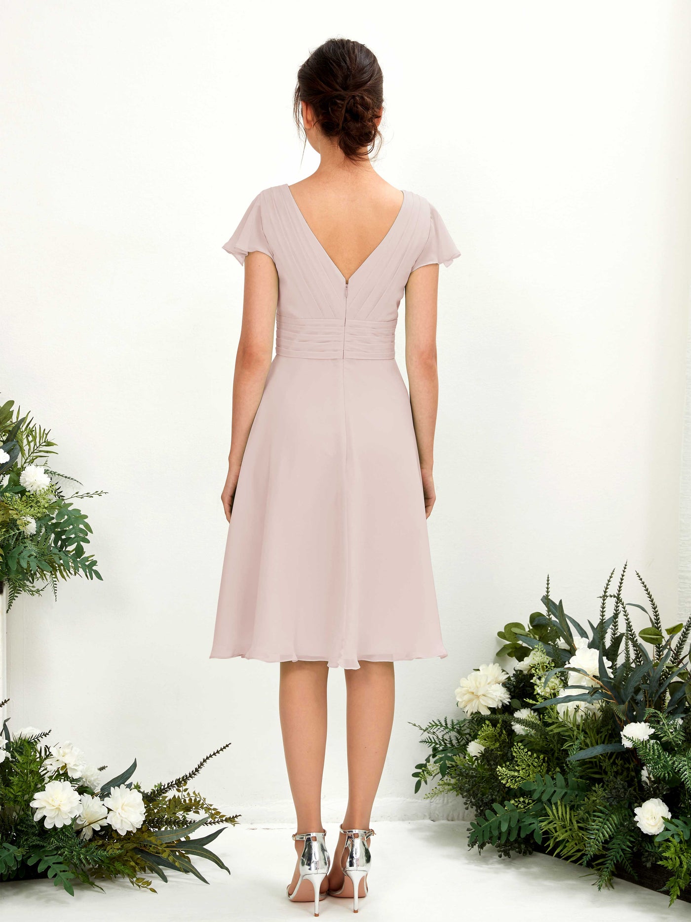Carlyna Vestido línea A escote en V manga con vuelo hasta la rodilla gasa Biscotti #color_biscotti