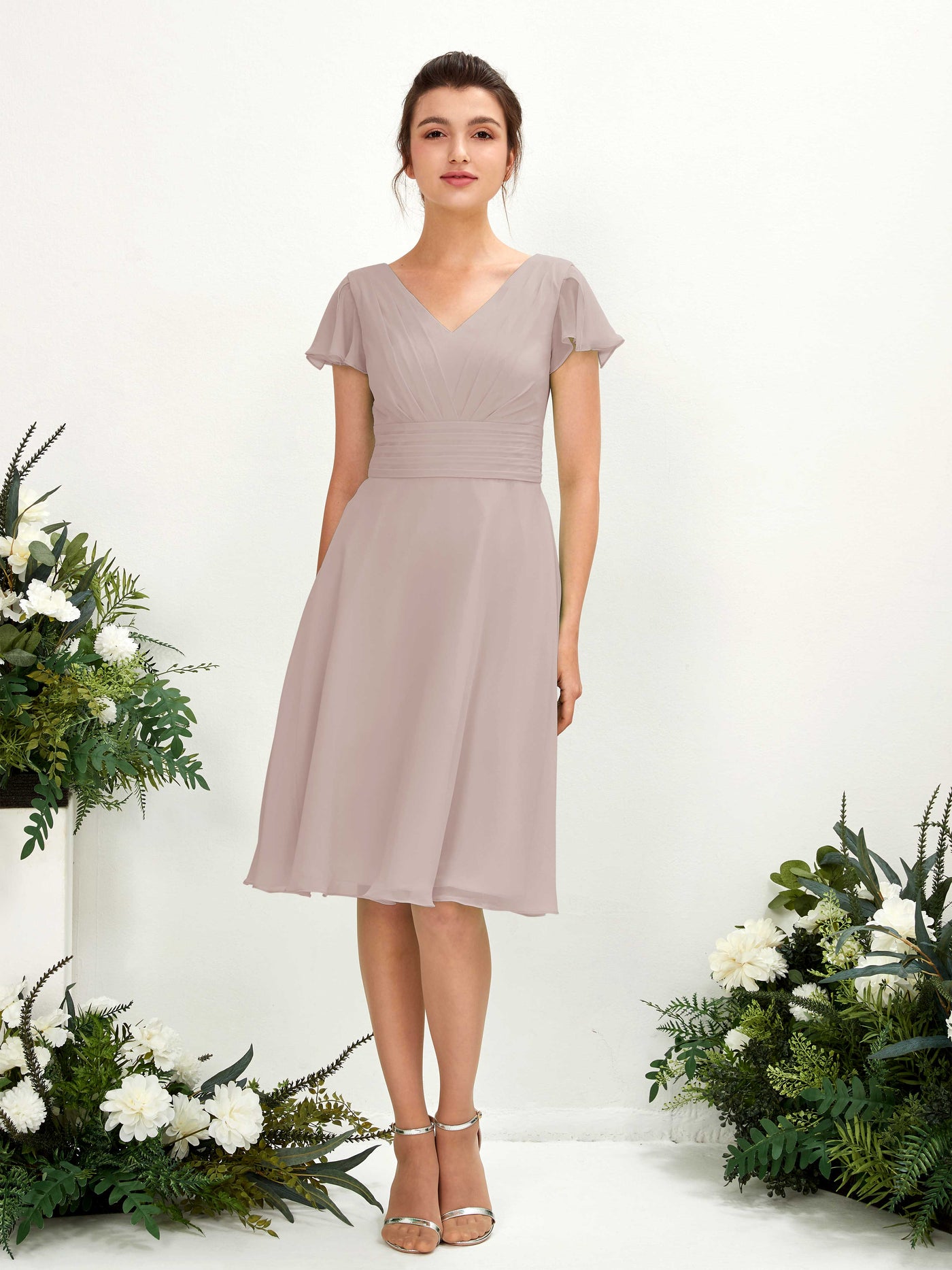 Carlyna Vestido línea A escote en V manga con vuelo hasta la rodilla gasa Gris Pardo #color_gris-pardo