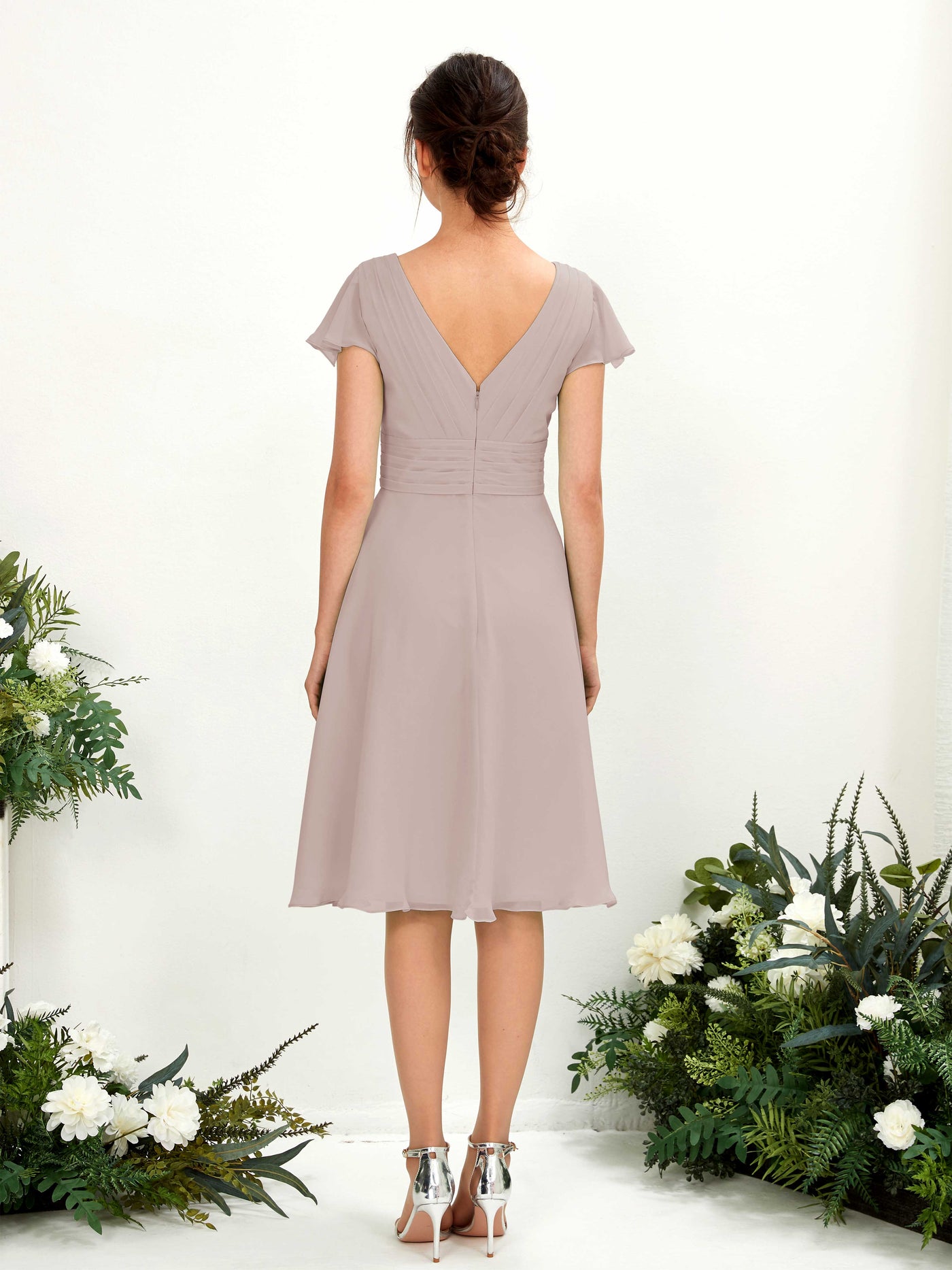 Carlyna Vestido línea A escote en V manga con vuelo hasta la rodilla gasa Gris Pardo #color_gris-pardo