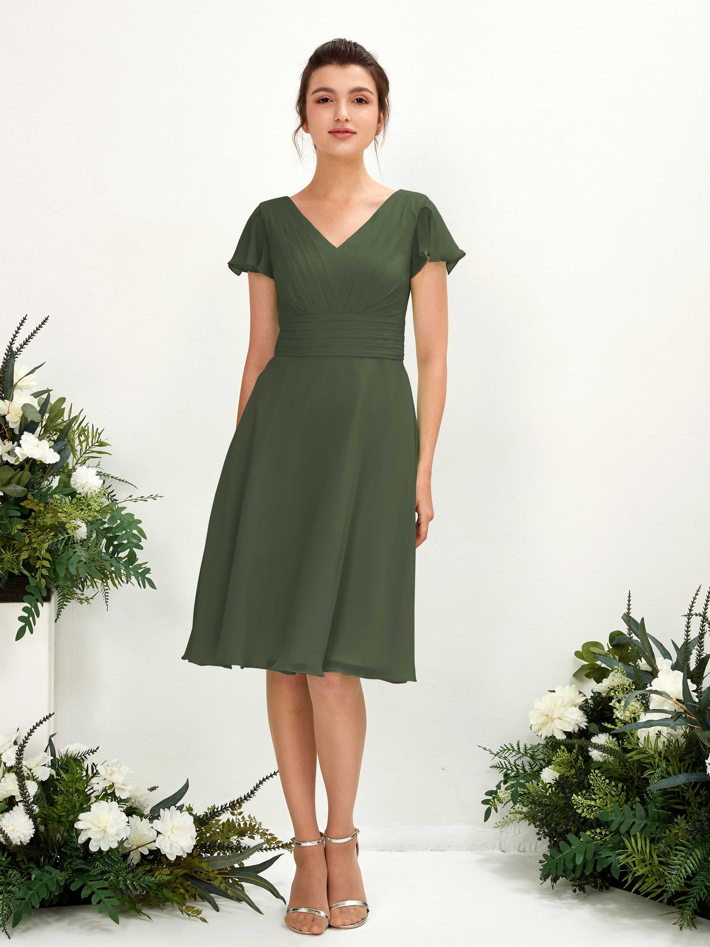 Carlyna Vestido línea A escote en V manga con vuelo hasta la rodilla gasa Oliva Martini #color_oliva-martini