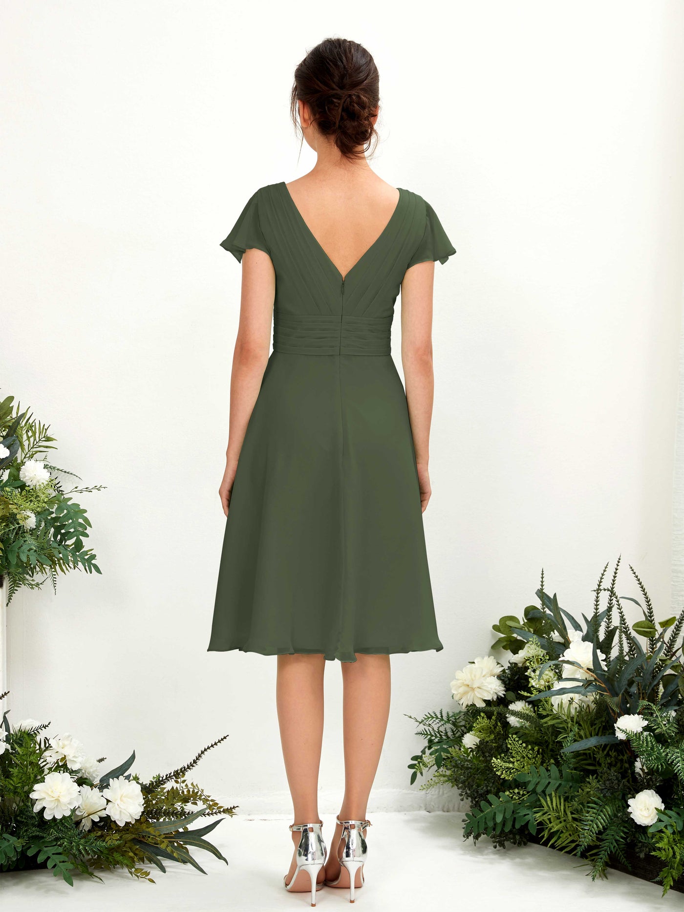 Carlyna Vestido línea A escote en V manga con vuelo hasta la rodilla gasa Oliva Martini #color_oliva-martini