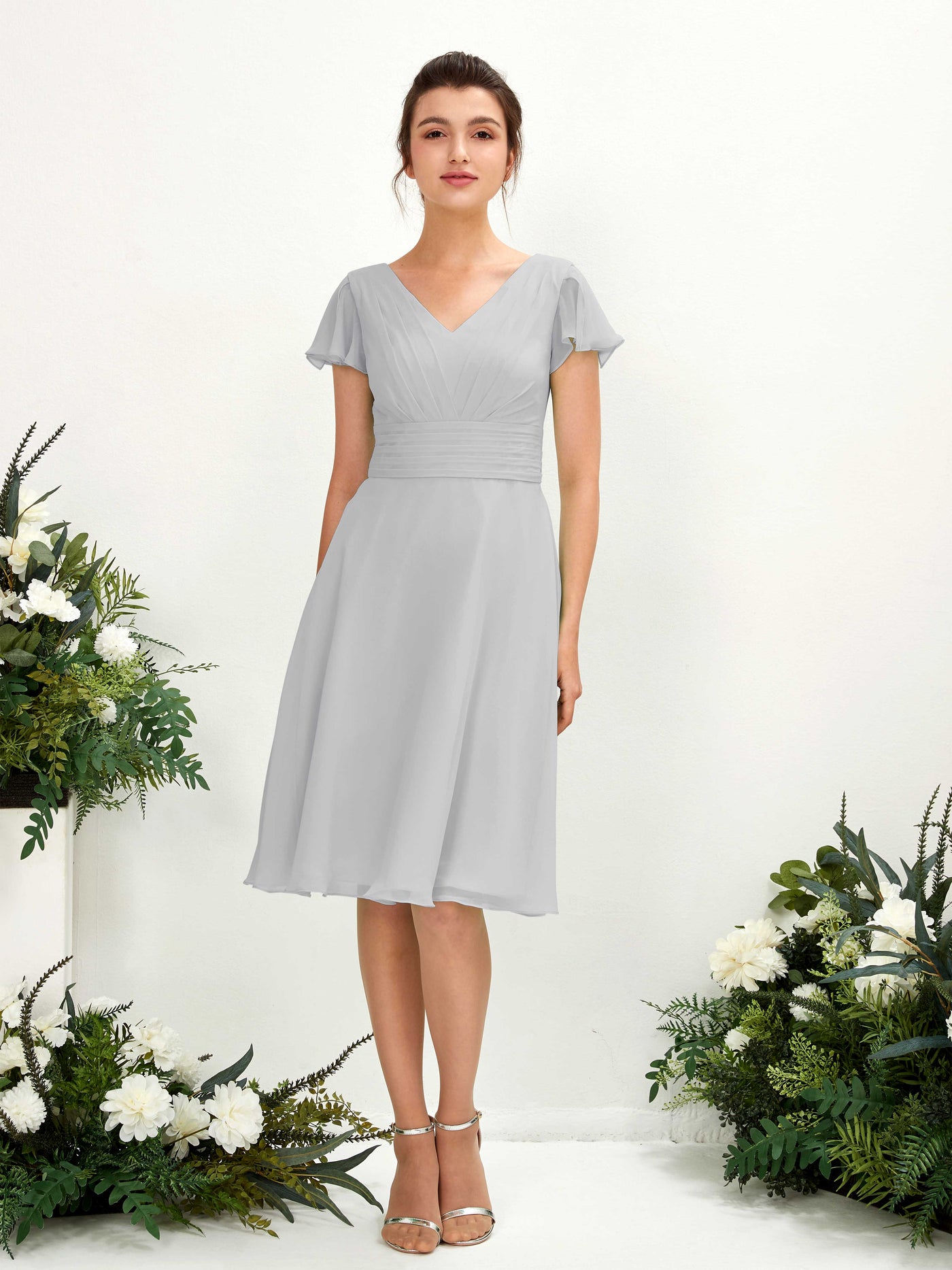 Carlyna Vestido línea A escote en V manga con vuelo hasta la rodilla gasa Plata #color_plata