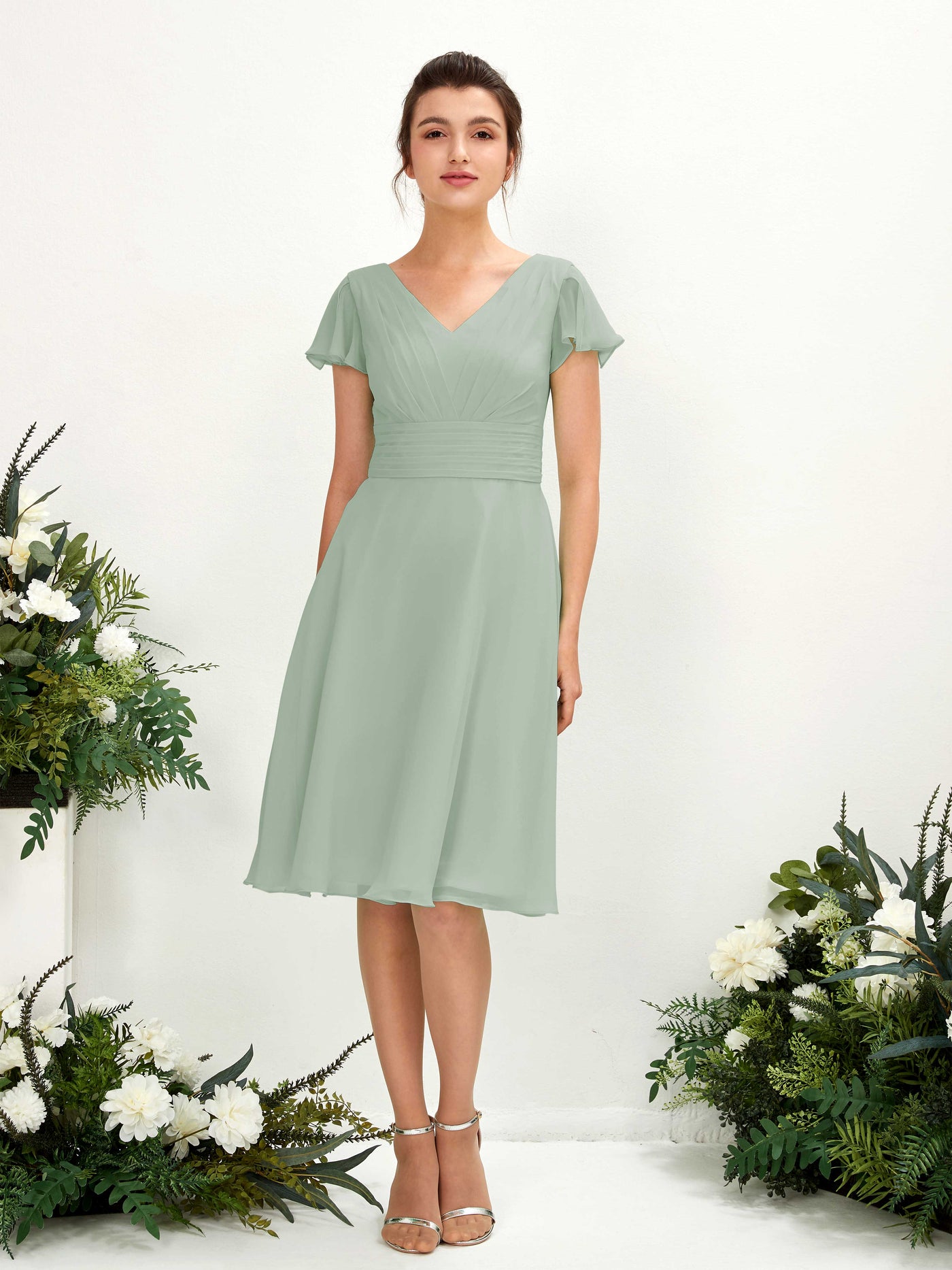 Carlyna Vestido línea A escote en V manga con vuelo hasta la rodilla gasa Verde Salvia #color_verde-salvia