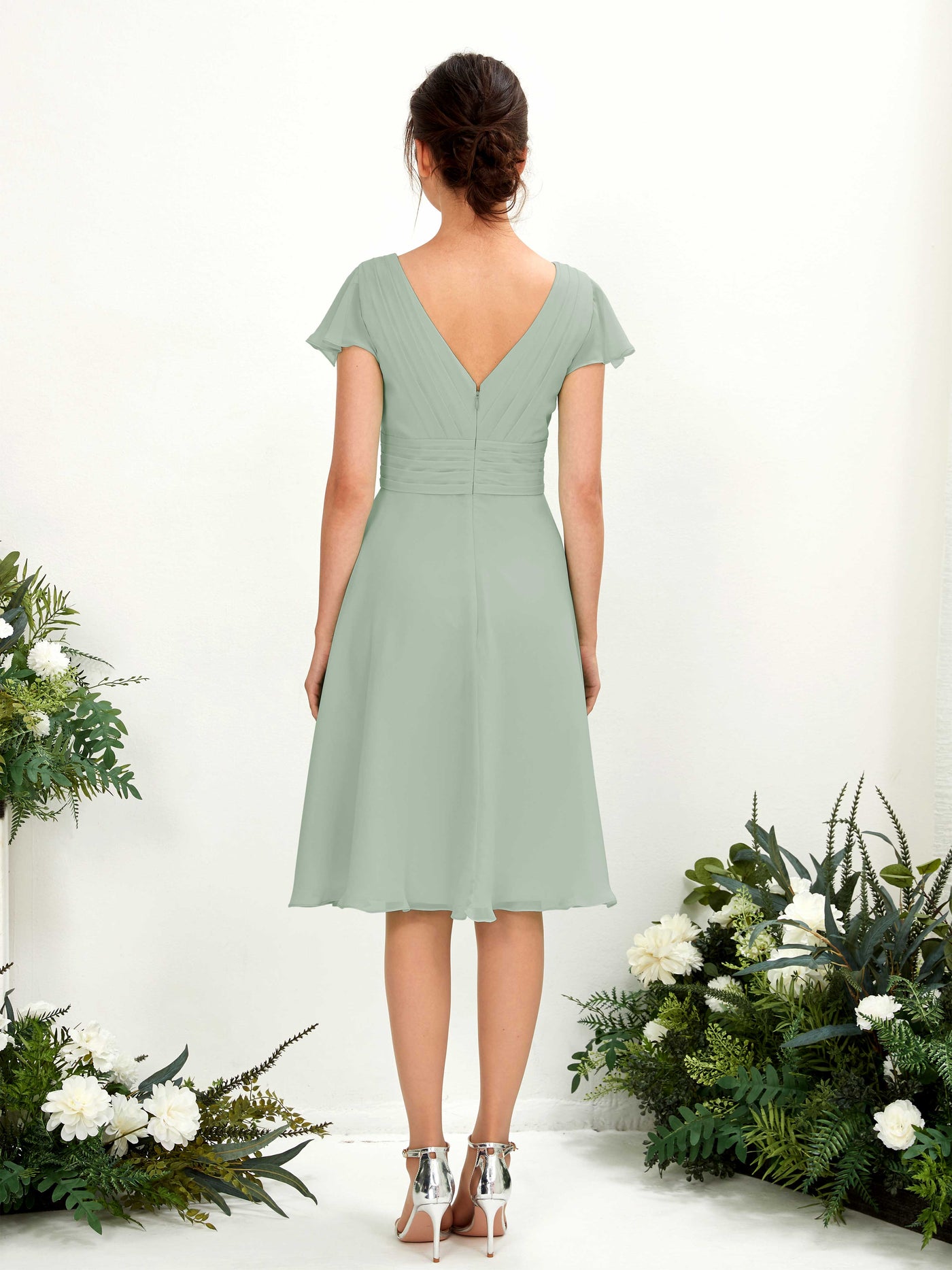 Carlyna Vestido línea A escote en V manga con vuelo hasta la rodilla gasa Verde Salvia #color_verde-salvia