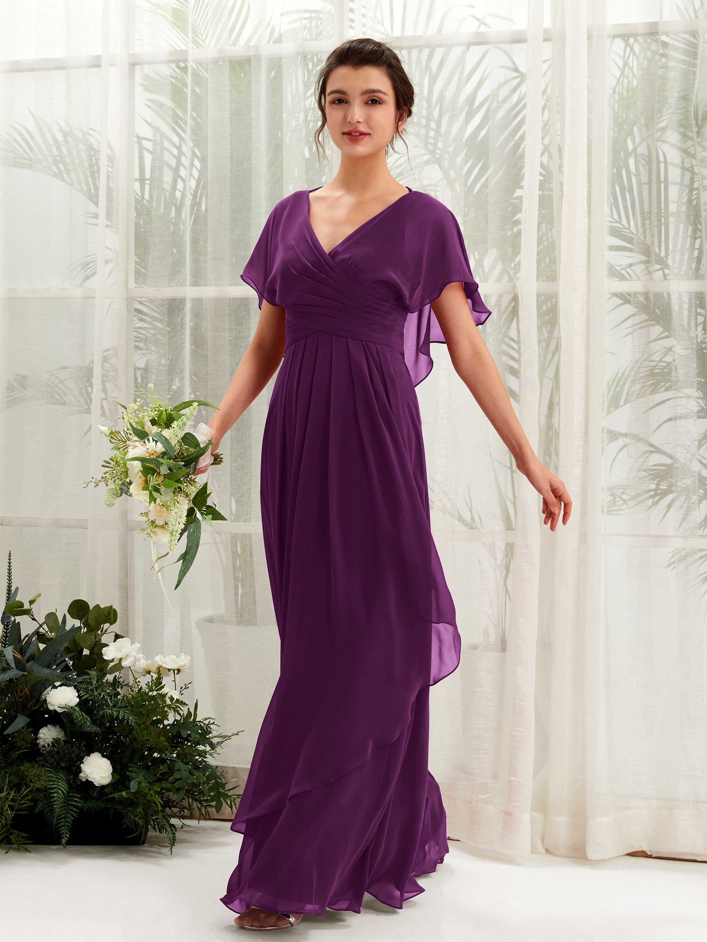 Carlyna Vestido línea A escote en V manga con vuelo vestidos de dama de honor Uva #color_uva