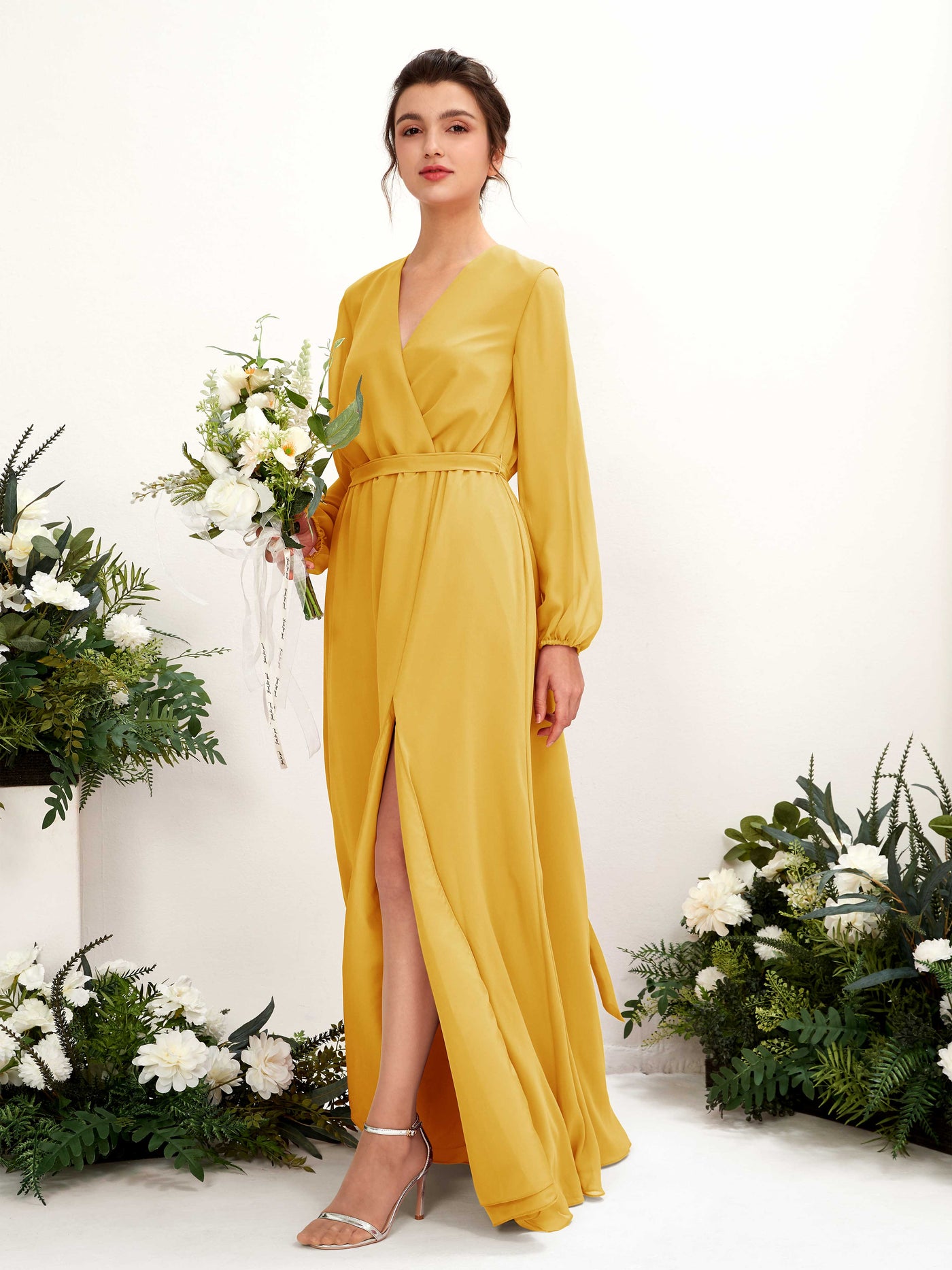 Carlyna Vestido línea A escote en V manga larga hasta el suelo dama de honor Amarillo Mostaza #color_amarillo-mostaza
