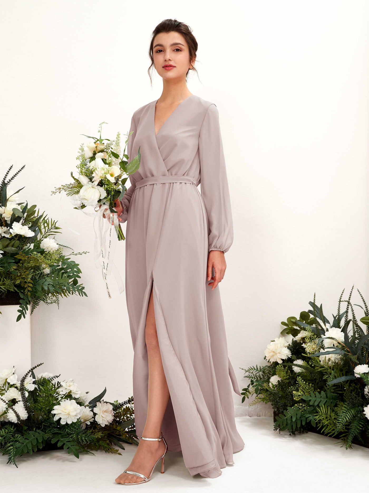 Carlyna Vestido línea A escote en V manga larga hasta el suelo dama de honor Gris Pardo #color_gris-pardo