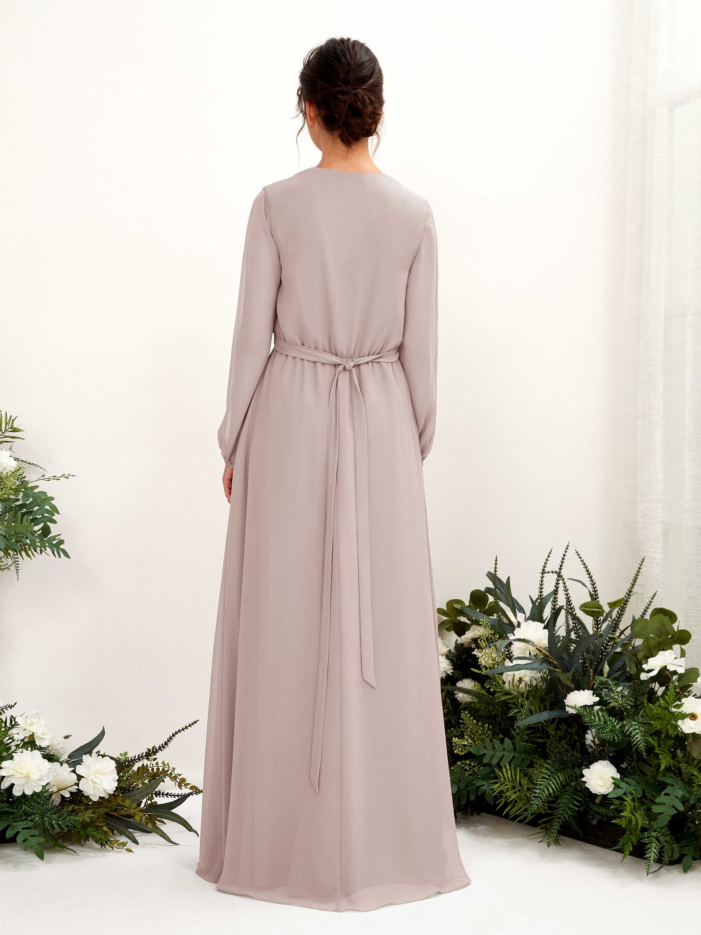 Carlyna Vestido línea A escote en V manga larga hasta el suelo dama de honor Gris Pardo #color_gris-pardo