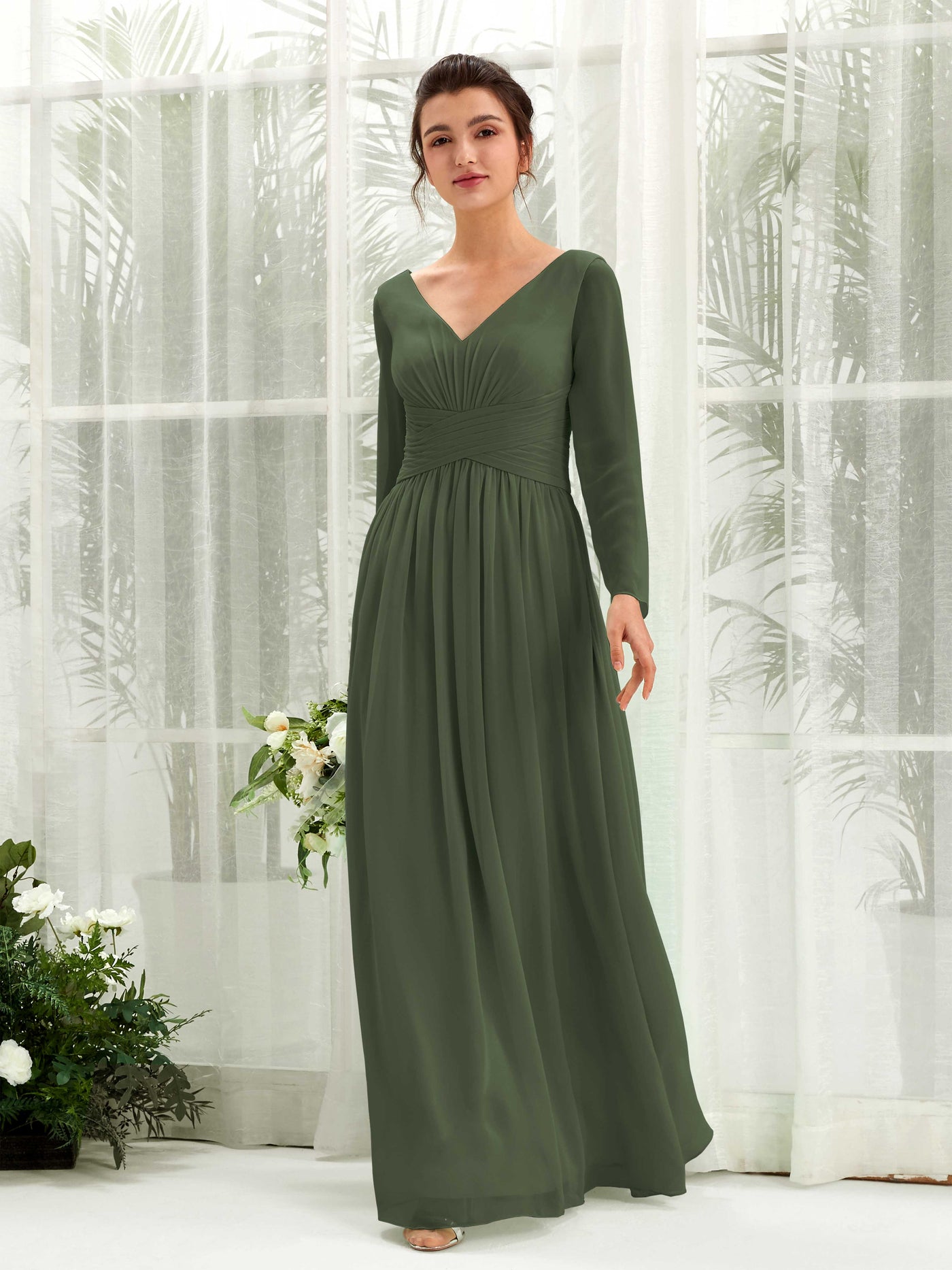 Carlyna Vestido línea A Escote en V Manga larga hasta el suelo dama de honor Oliva Martini #color_oliva-martini