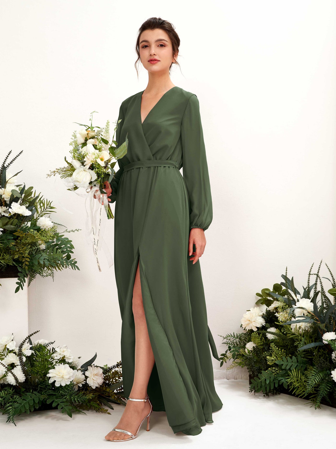Carlyna Vestido línea A escote en V manga larga hasta el suelo dama de honor Oliva Martini #color_oliva-martini