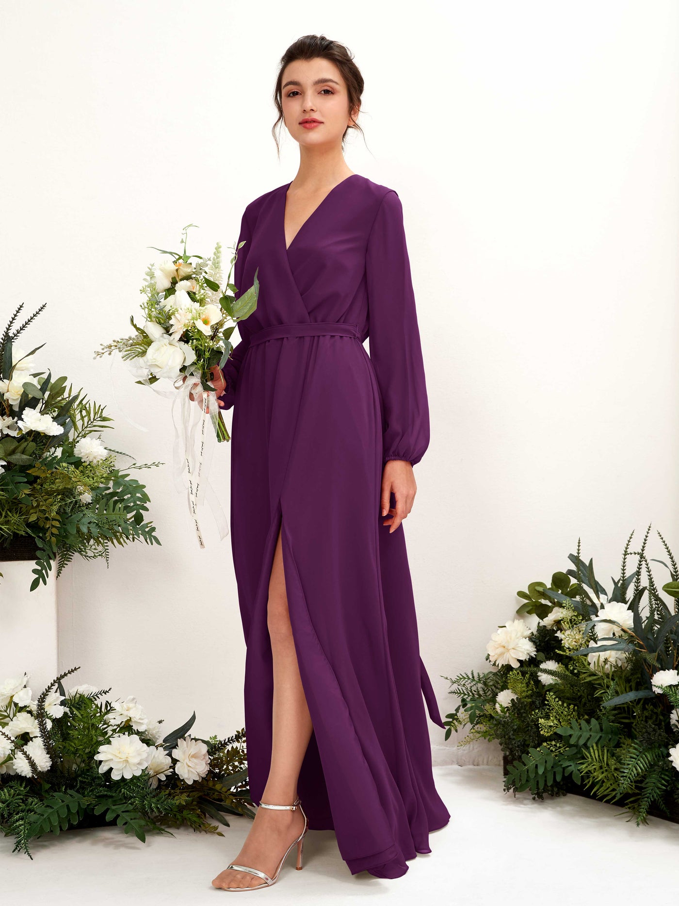 Carlyna Vestido línea A escote en V manga larga hasta el suelo dama de honor Uva #color_uva