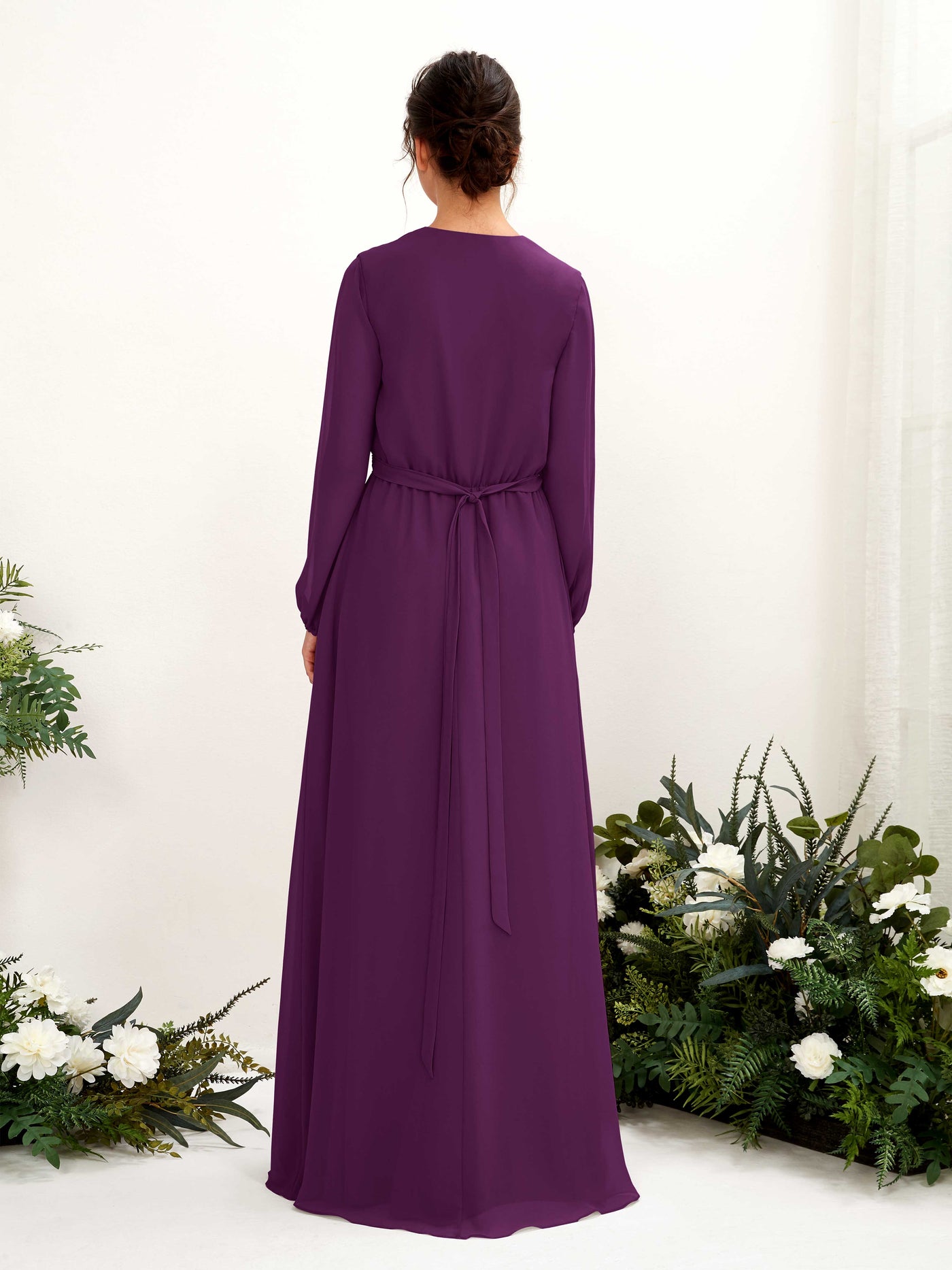 Carlyna Vestido línea A escote en V manga larga hasta el suelo dama de honor Uva #color_uva
