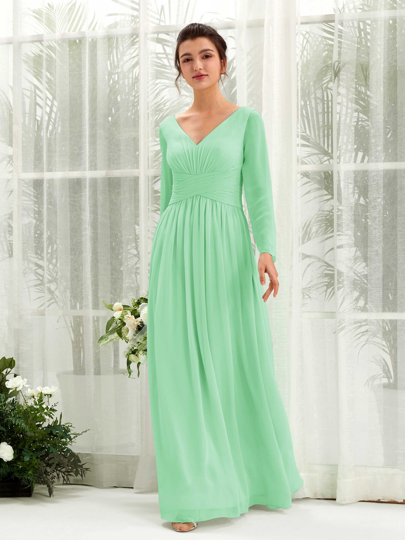 Carlyna Vestido línea A Escote en V Manga larga hasta el suelo dama de honor Verde Menta #color_verde-menta