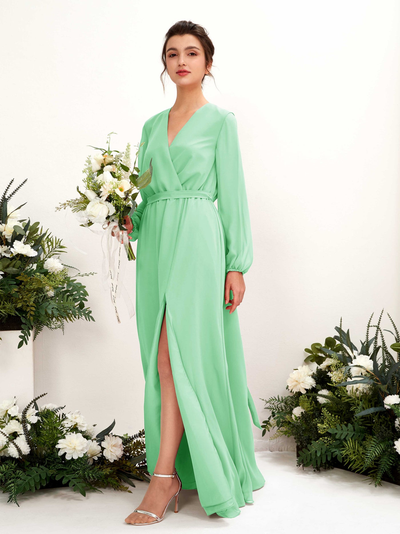 Carlyna Vestido línea A escote en V manga larga hasta el suelo dama de honor Verde Menta #color_verde-menta