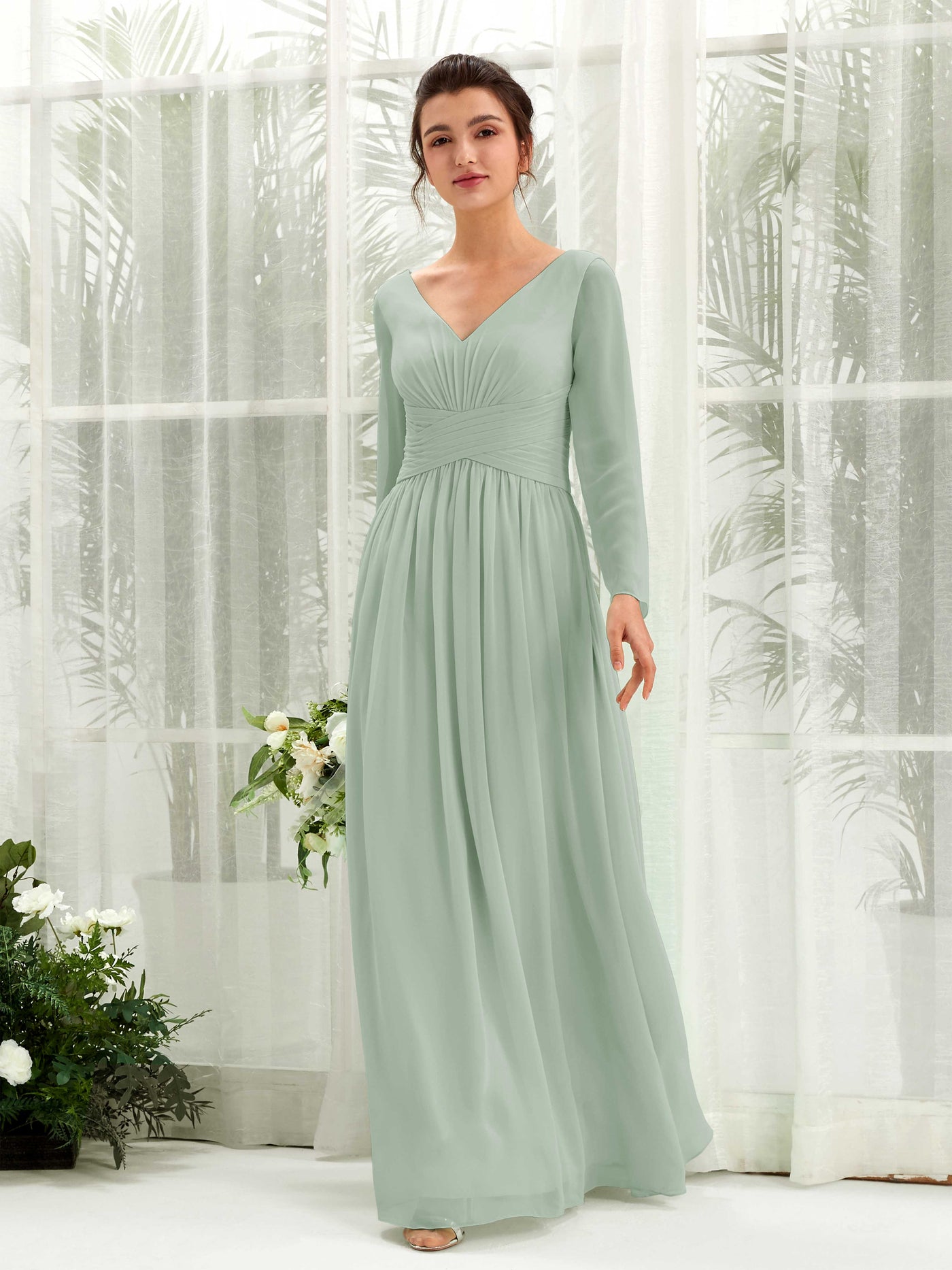 Carlyna Vestido línea A Escote en V Manga larga hasta el suelo dama de honor Verde Salvia #color_verde-salvia