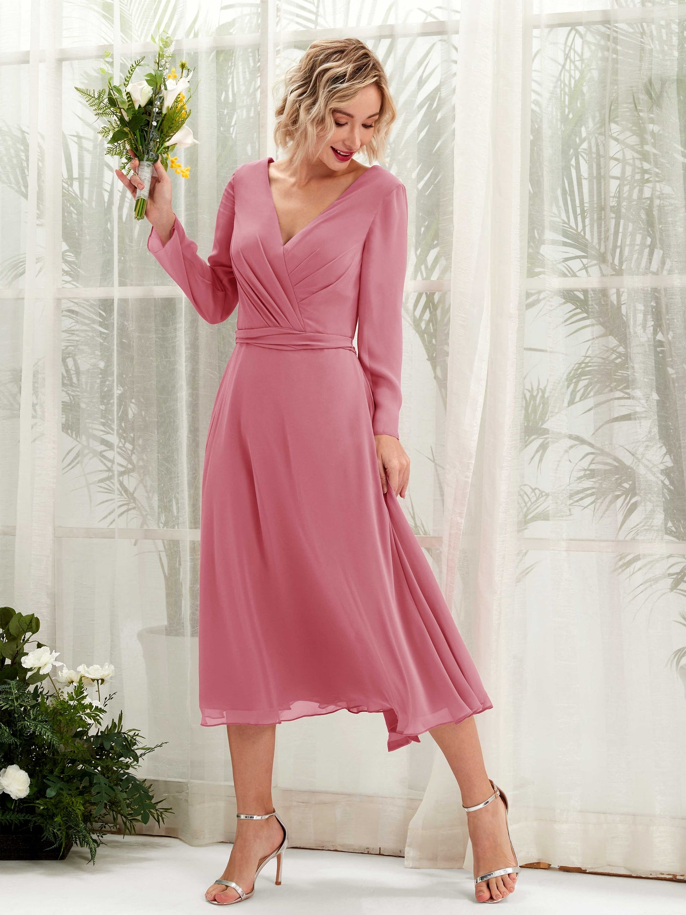 Carlyna Vestido Línea A Escote en V Manga Larga Hasta la tibia Vestidos de dama de honor Rosa Del Desierto #color_rosa-del-desierto