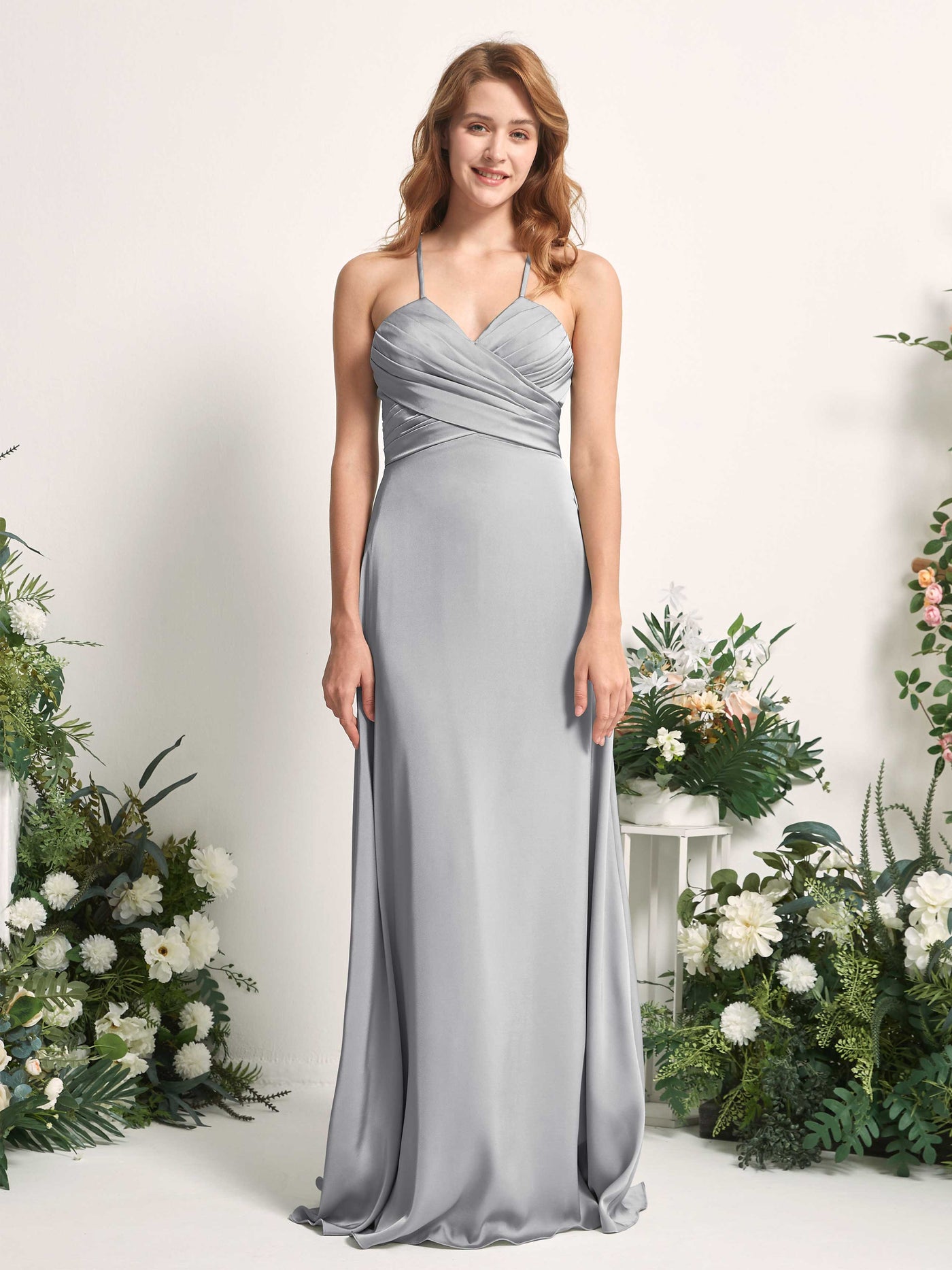 Carlyna Vestido línea A escote en V satén dama de honor Gris Paloma #color_gris-paloma