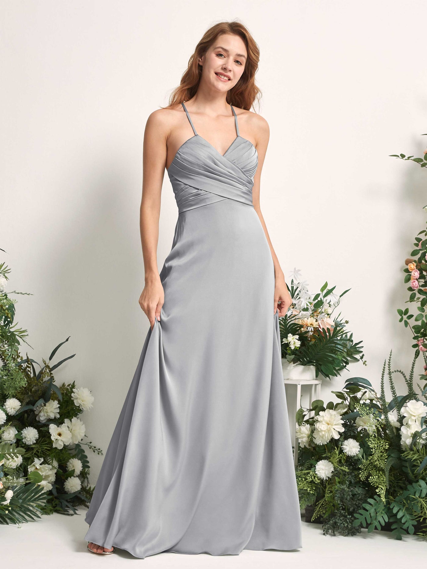 Carlyna Vestido línea A escote en V satén dama de honor Gris Paloma #color_gris-paloma