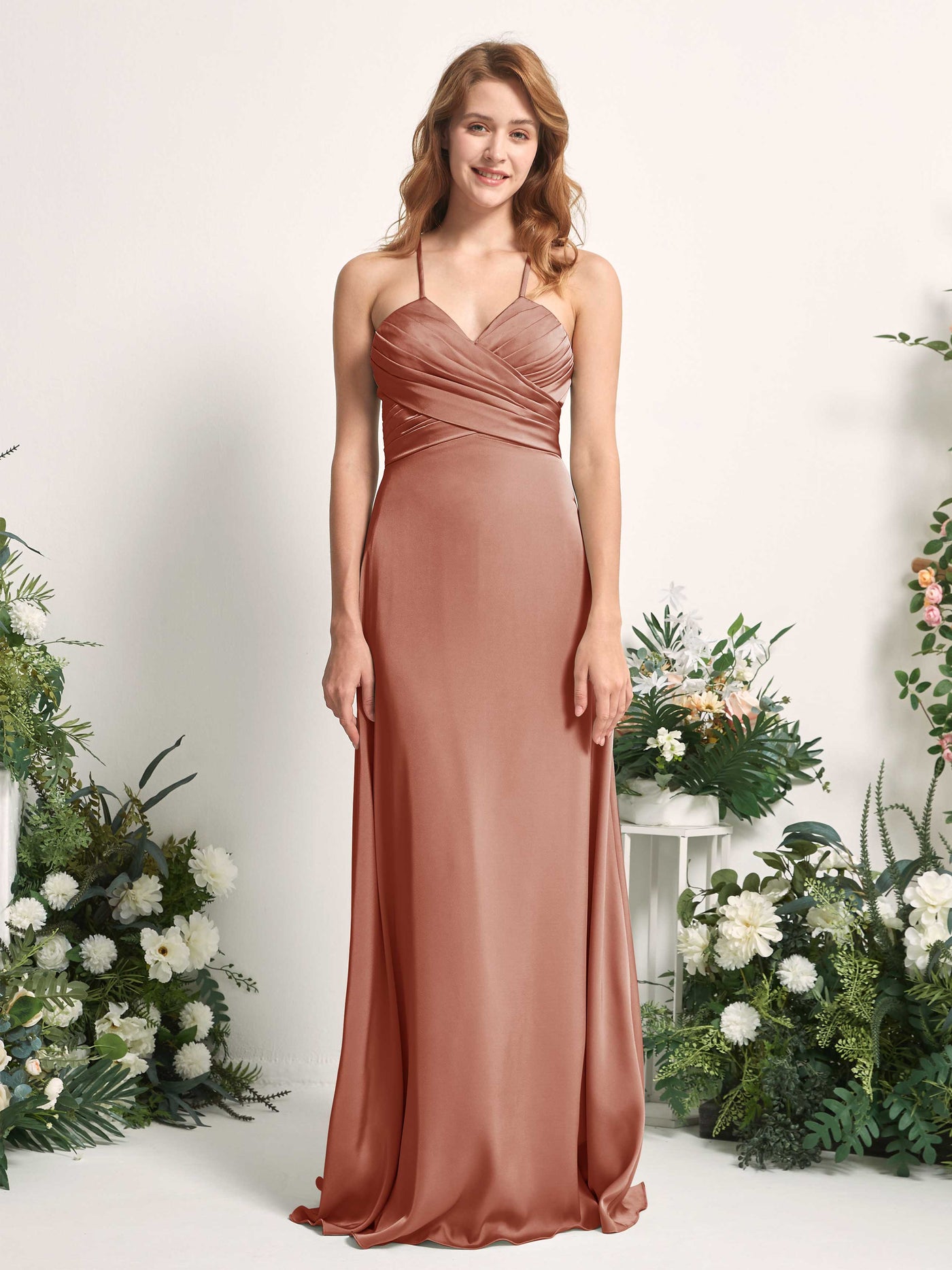 Carlyna Vestido línea A escote en V satén dama de honor Siena Natural #color_siena-natural