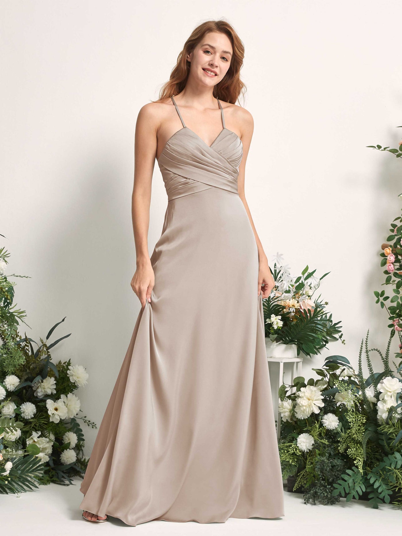 Carlyna Vestido línea A escote en V satén dama de honor Taupe #color_taupe