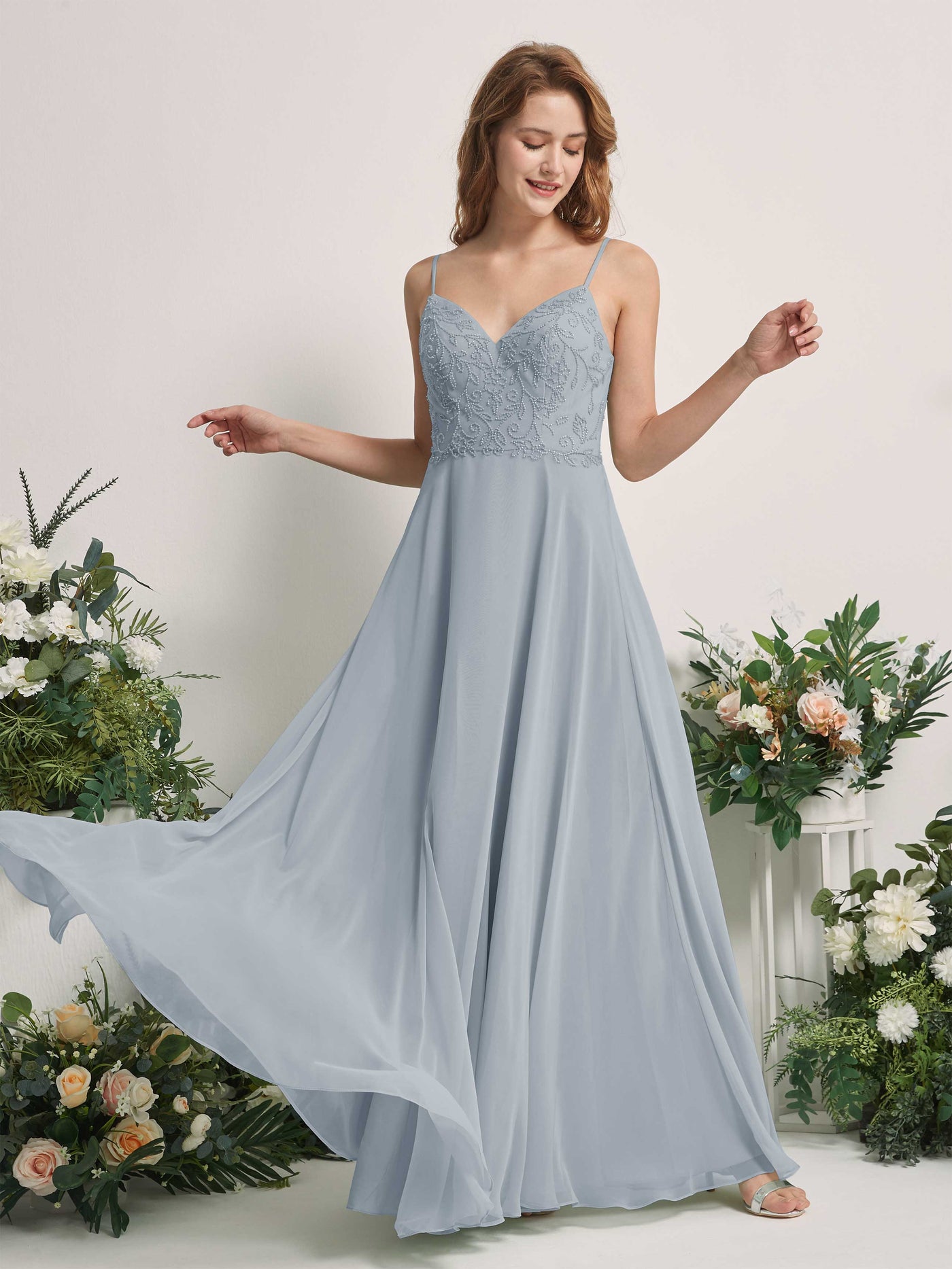 Carlyna Vestido línea A Escote en V Tirantes finos Hasta el suelo Dama de honor Azul Empolvado Mejorado #color_azul-empolvado-mejorado