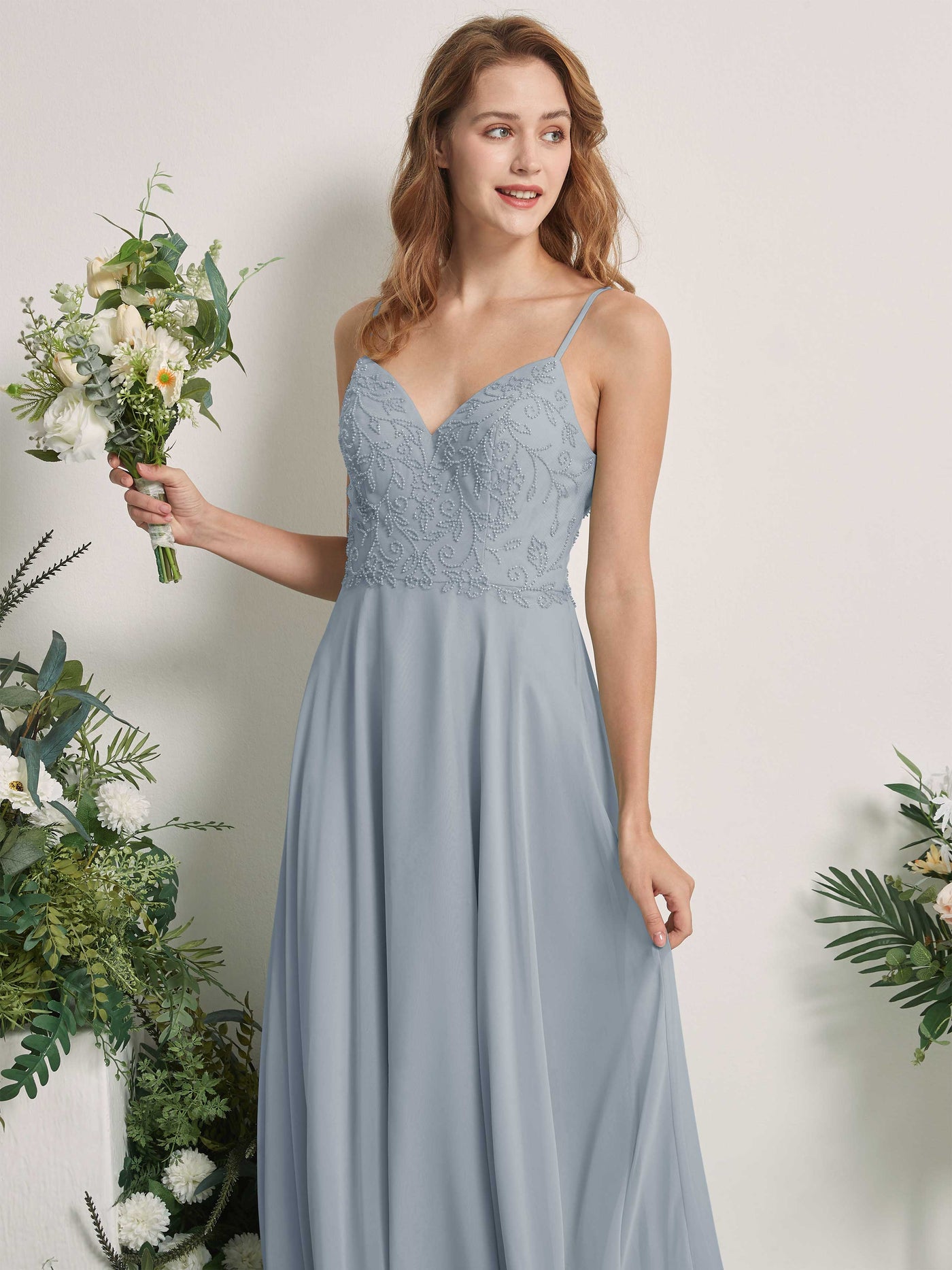 Carlyna Vestido línea A Escote en V Tirantes finos Hasta el suelo Dama de honor Azul Empolvado Mejorado #color_azul-empolvado-mejorado