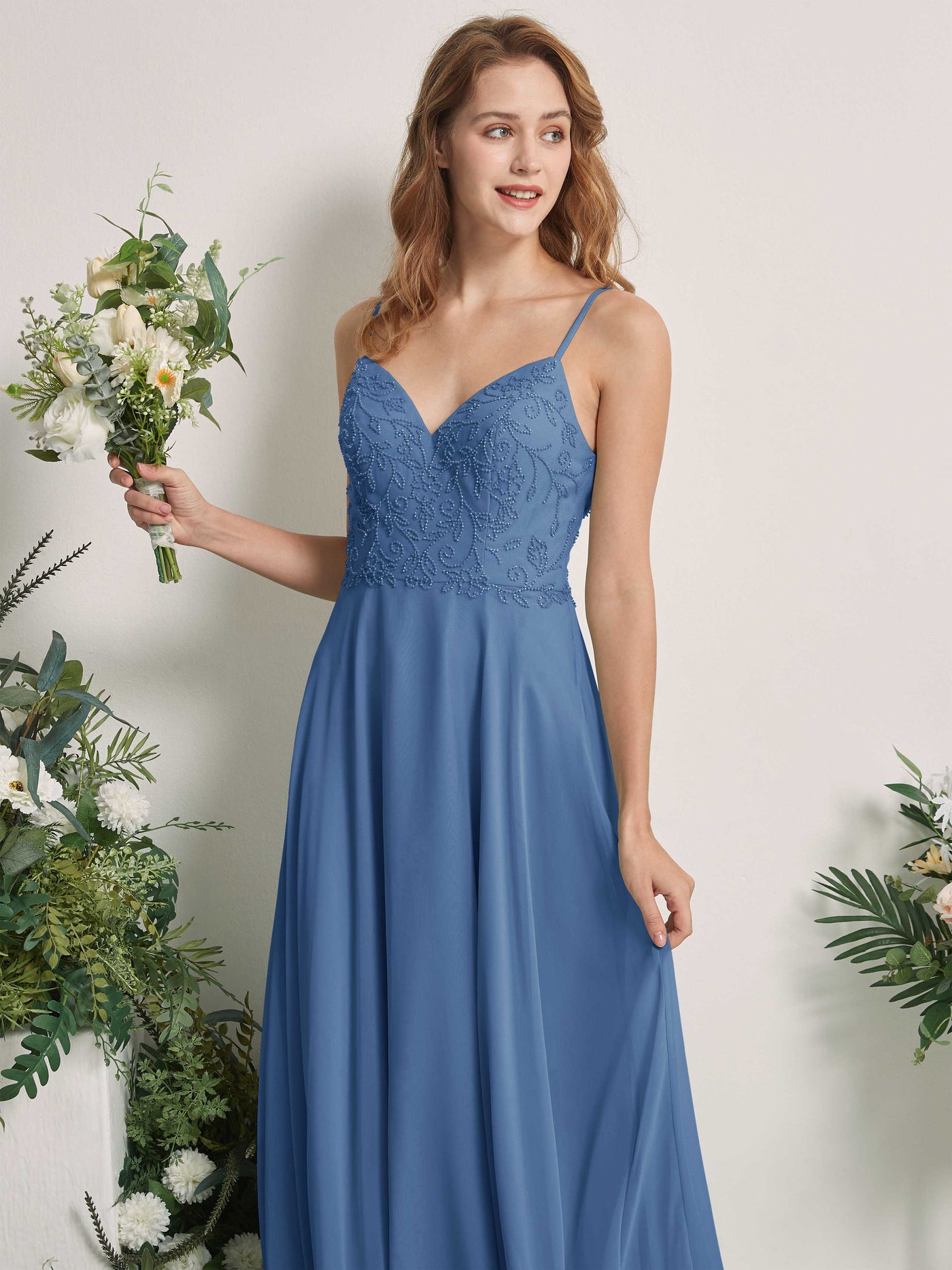 Carlyna Vestido línea A Escote en V Tirantes finos Hasta el suelo Dama de honor Azul polvoriento #color_azul-polvoriento