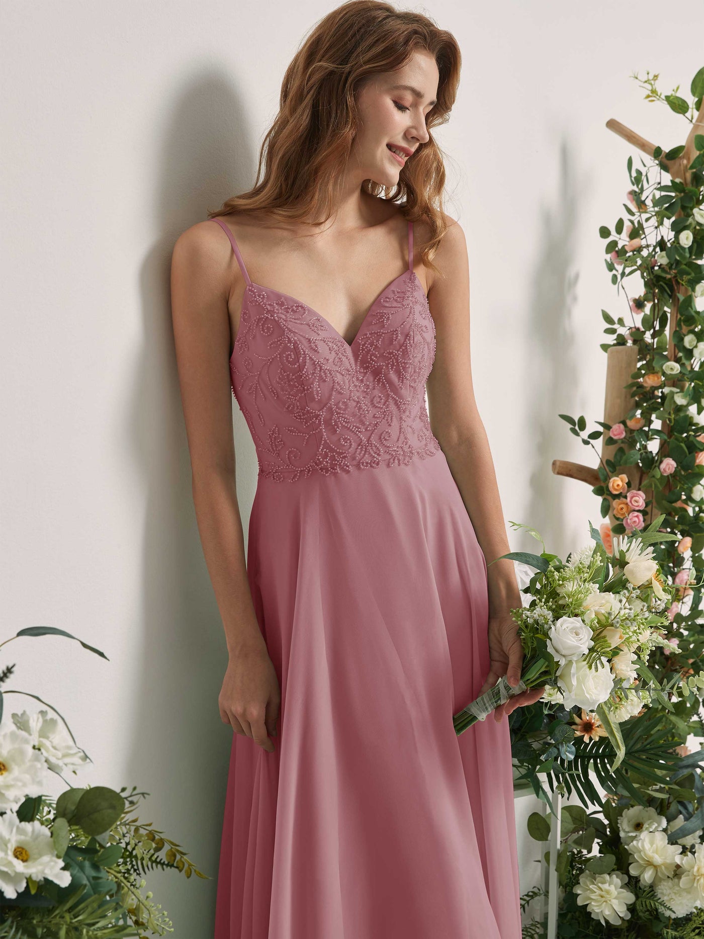 Carlyna Vestido línea A Escote en V Tirantes finos Hasta el suelo Dama de honor Malva Clásico #color_malva-cl-sico