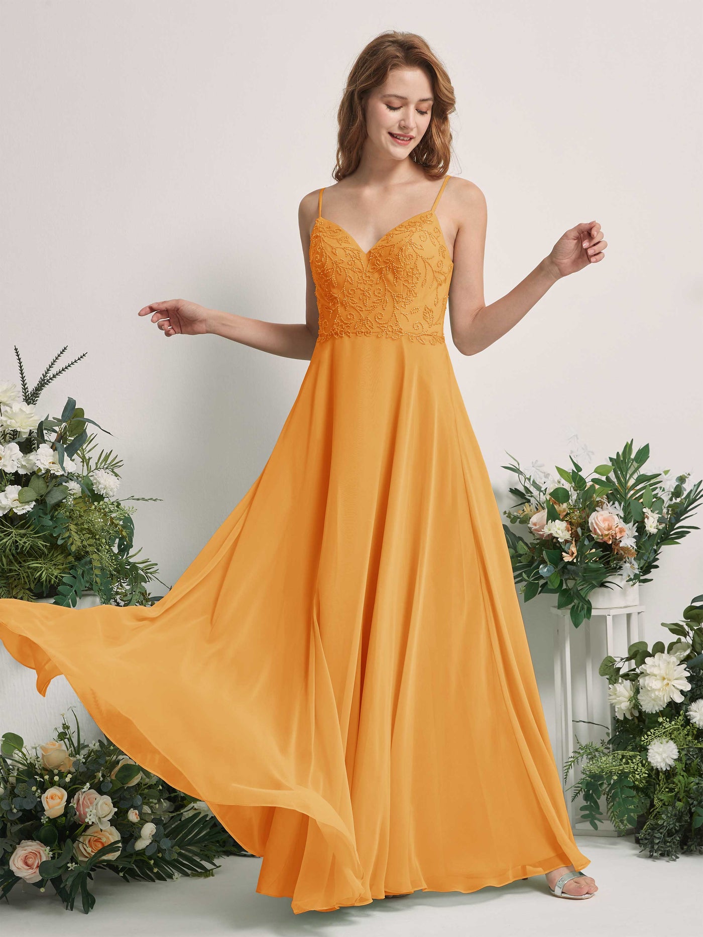 Carlyna Vestido línea A Escote en V Tirantes finos Hasta el suelo Dama de honor Mango #color_mango