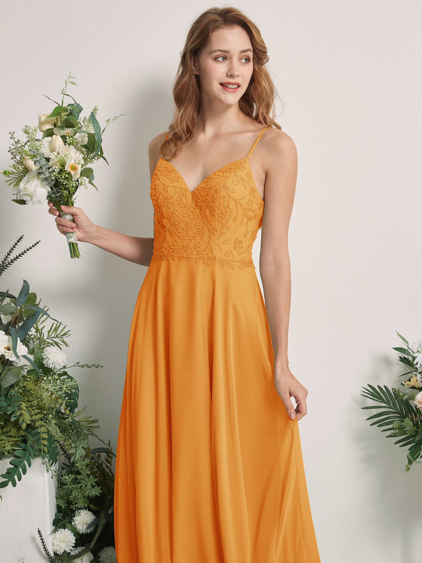 Carlyna Vestido línea A Escote en V Tirantes finos Hasta el suelo Dama de honor Mango #color_mango
