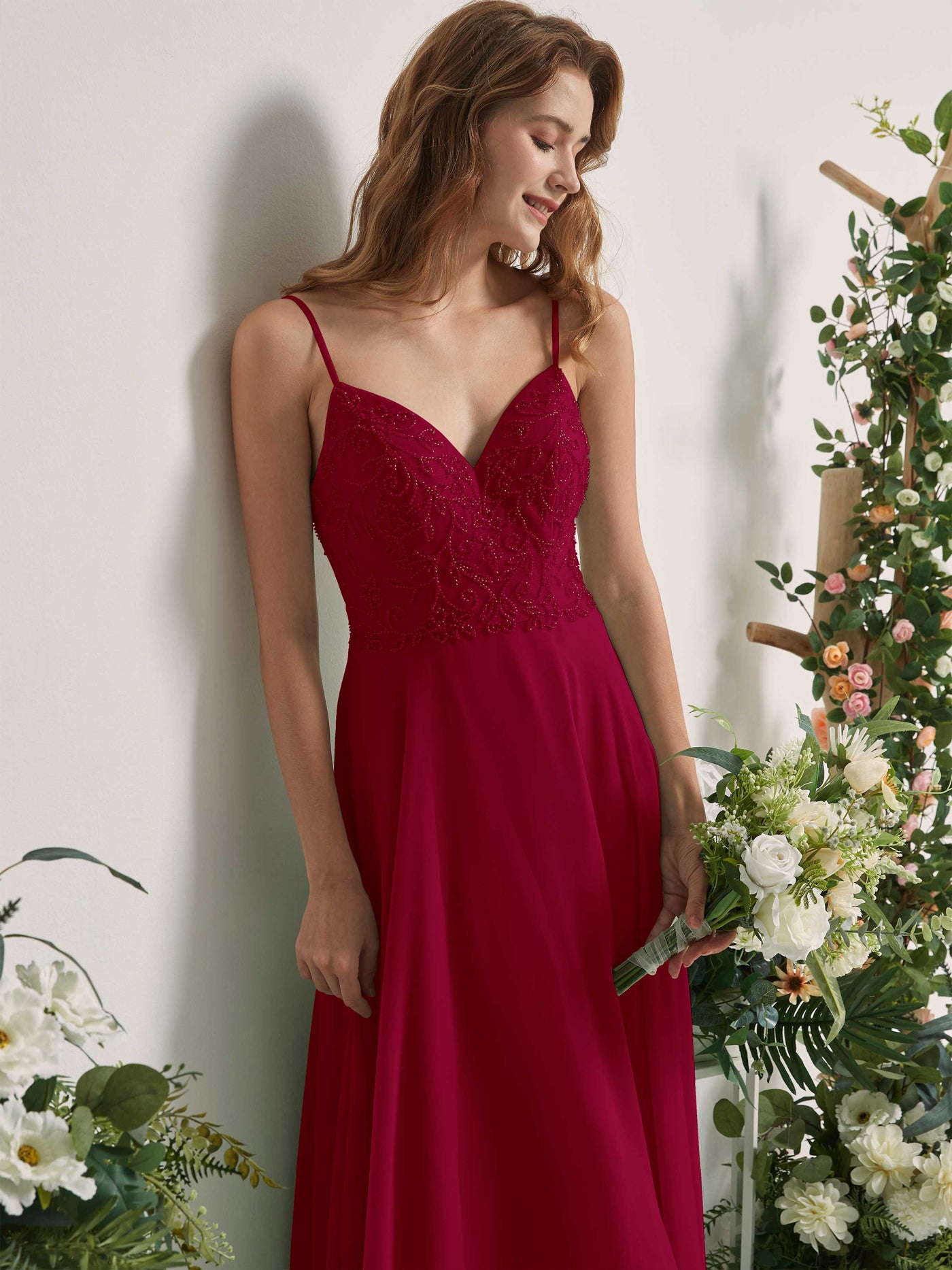 Carlyna Vestido línea A Escote en V Tirantes finos Hasta el suelo Dama de honor Rojo Bufón #color_rojo-buf-n
