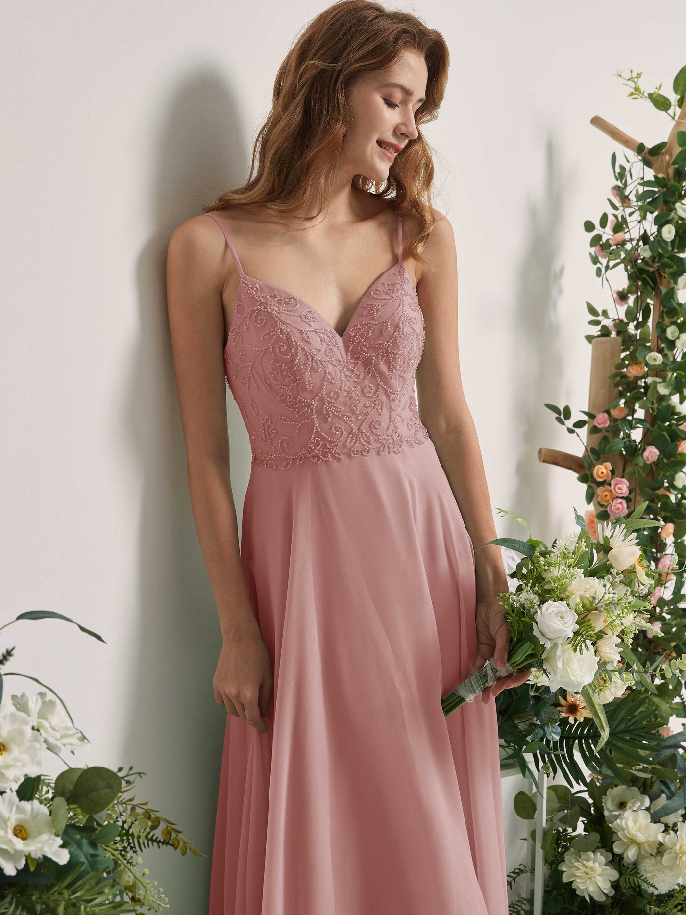 Carlyna Vestido línea A Escote en V Tirantes finos Hasta el suelo Dama de honor Rosa Polvorienta #color_rosa-polvorienta