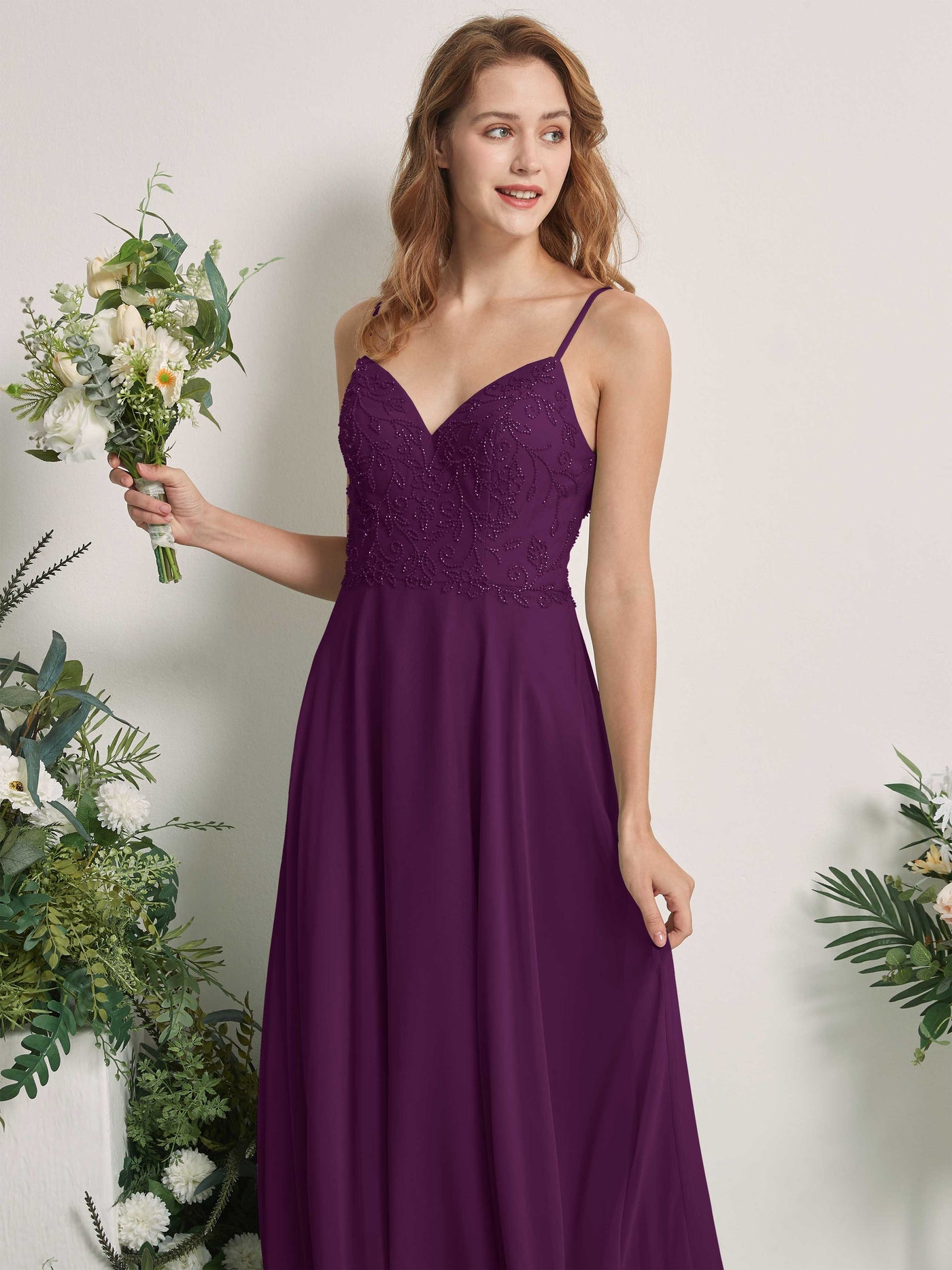 Carlyna Vestido línea A Escote en V Tirantes finos Hasta el suelo Dama de honor Uva #color_uva