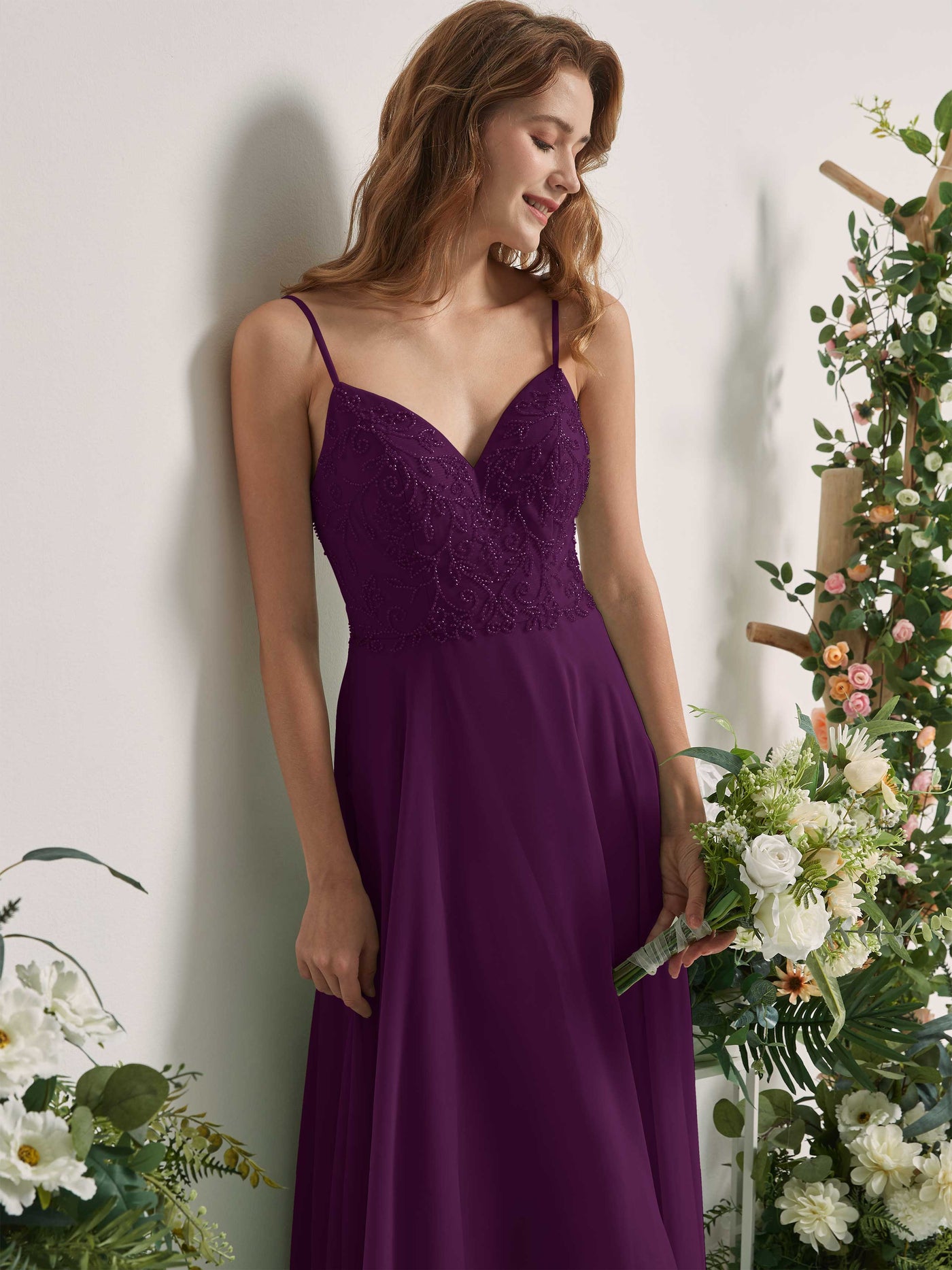 Carlyna Vestido línea A Escote en V Tirantes finos Hasta el suelo Dama de honor Uva #color_uva