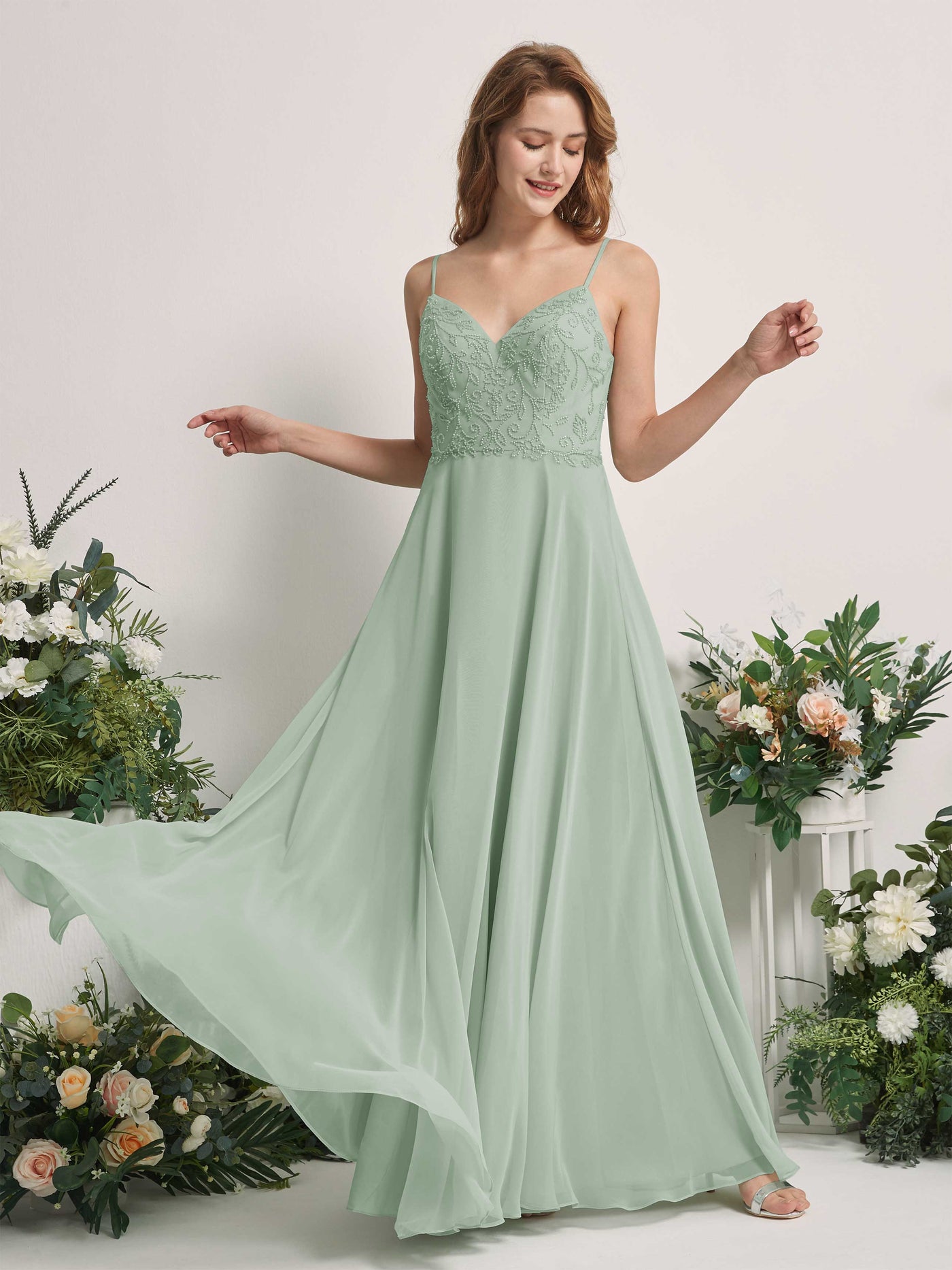 Carlyna Vestido línea A Escote en V Tirantes finos Hasta el suelo Dama de honor Verde Salvia #color_verde-salvia