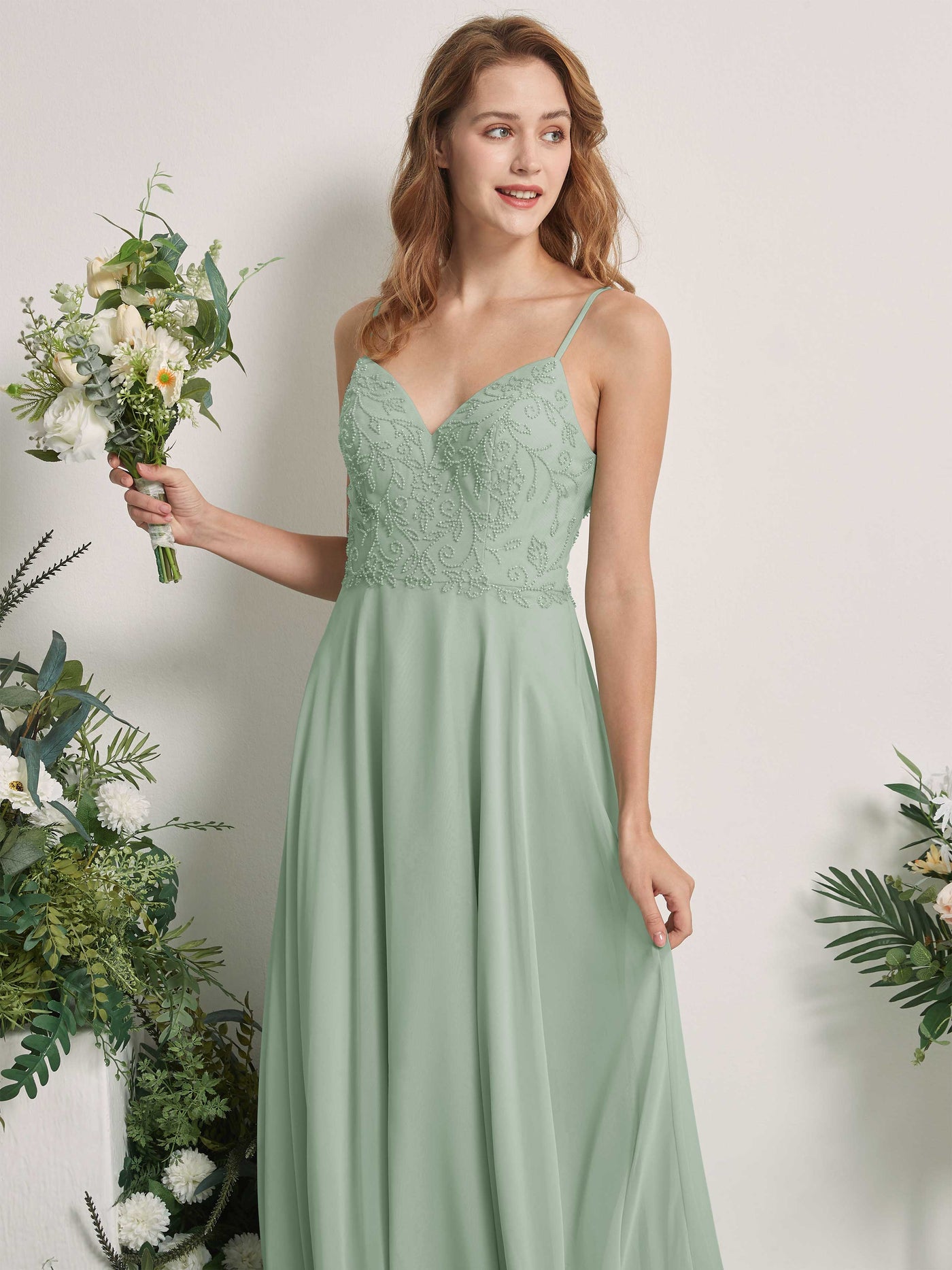 Carlyna Vestido línea A Escote en V Tirantes finos Hasta el suelo Dama de honor Verde Salvia #color_verde-salvia