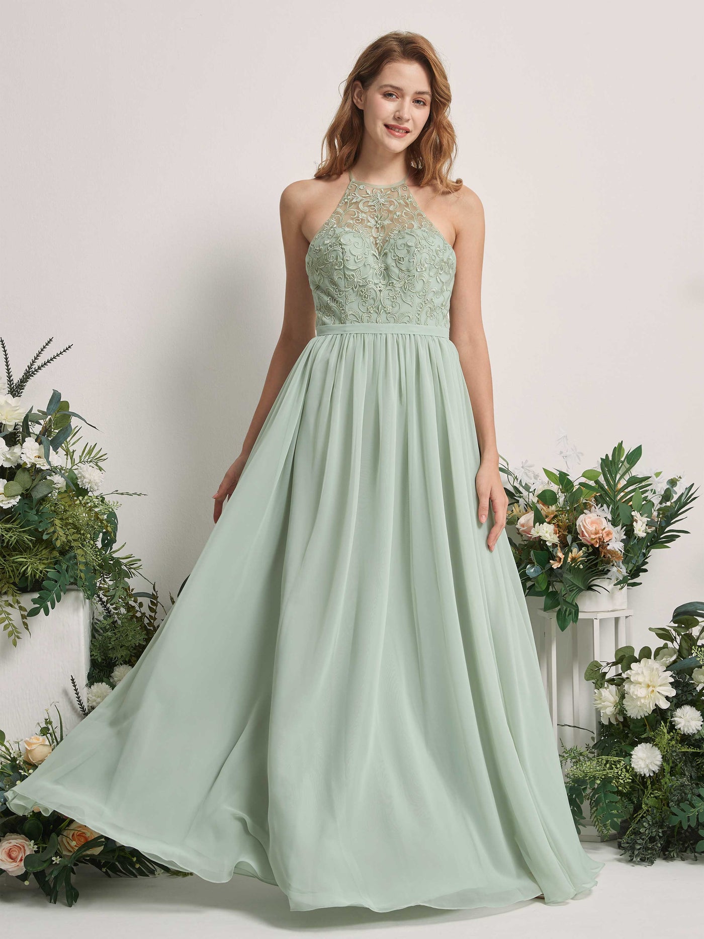 Carlyna Vestido línea A escote ilusión hasta el suelo gasa vestido de dama de honor Verde Salvia #color_verde-salvia