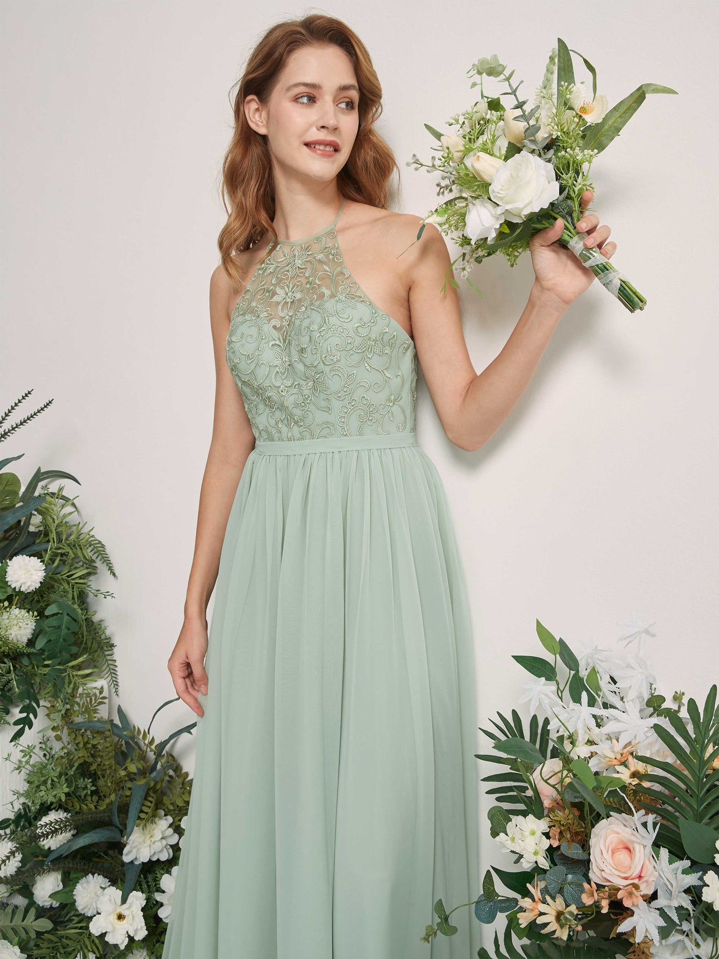Carlyna Vestido línea A escote ilusión hasta el suelo gasa vestido de dama de honor Verde Salvia #color_verde-salvia