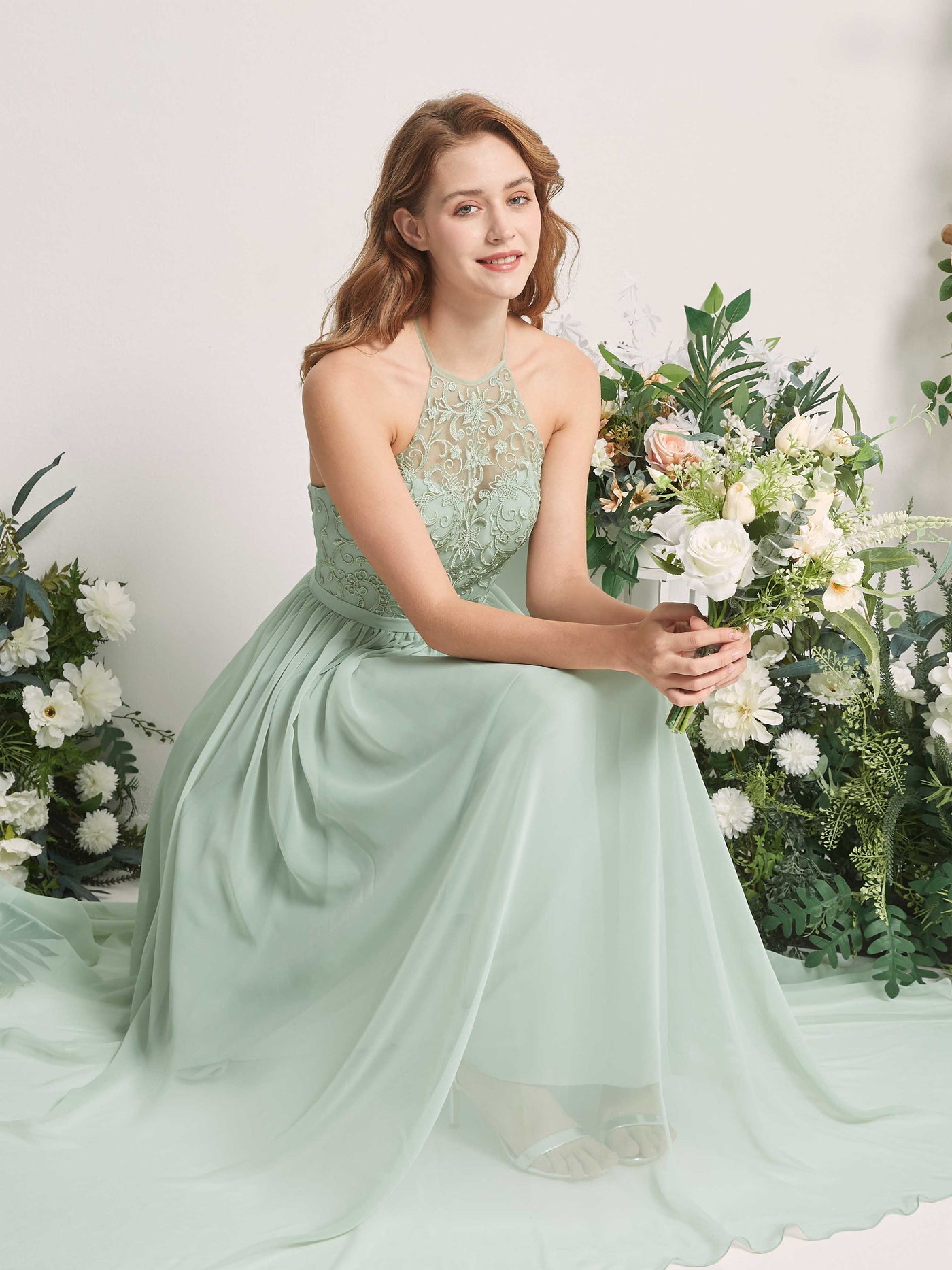 Carlyna Vestido línea A escote ilusión hasta el suelo gasa vestido de dama de honor Verde Salvia #color_verde-salvia