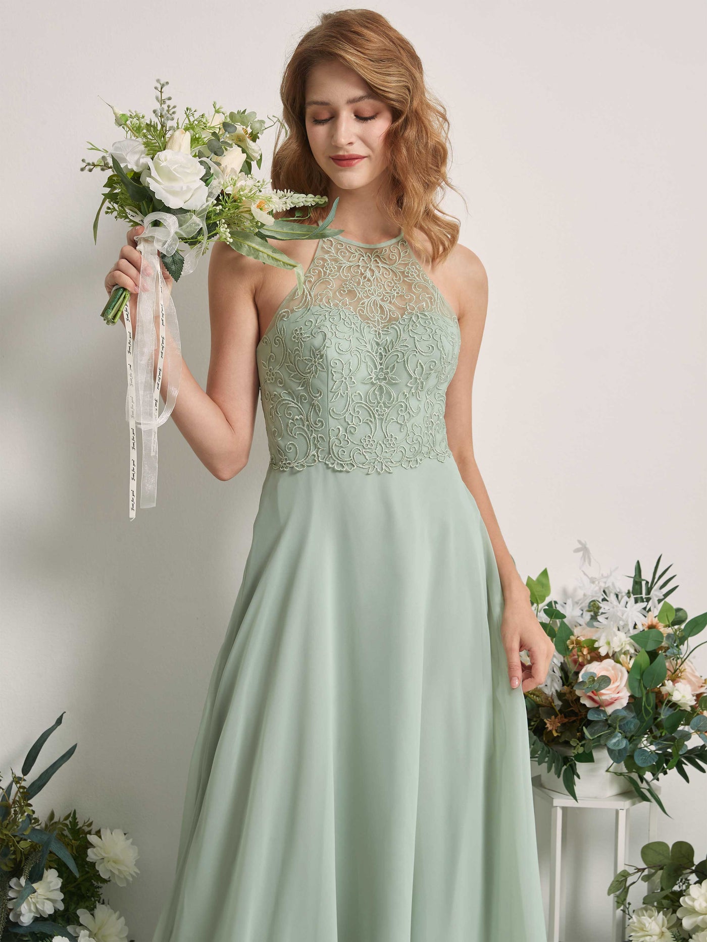 Carlyna Vestido Línea A Escote Ilusión Hasta el Suelo Vestidos de Dama de Honor Verde Salvia #color_verde-salvia