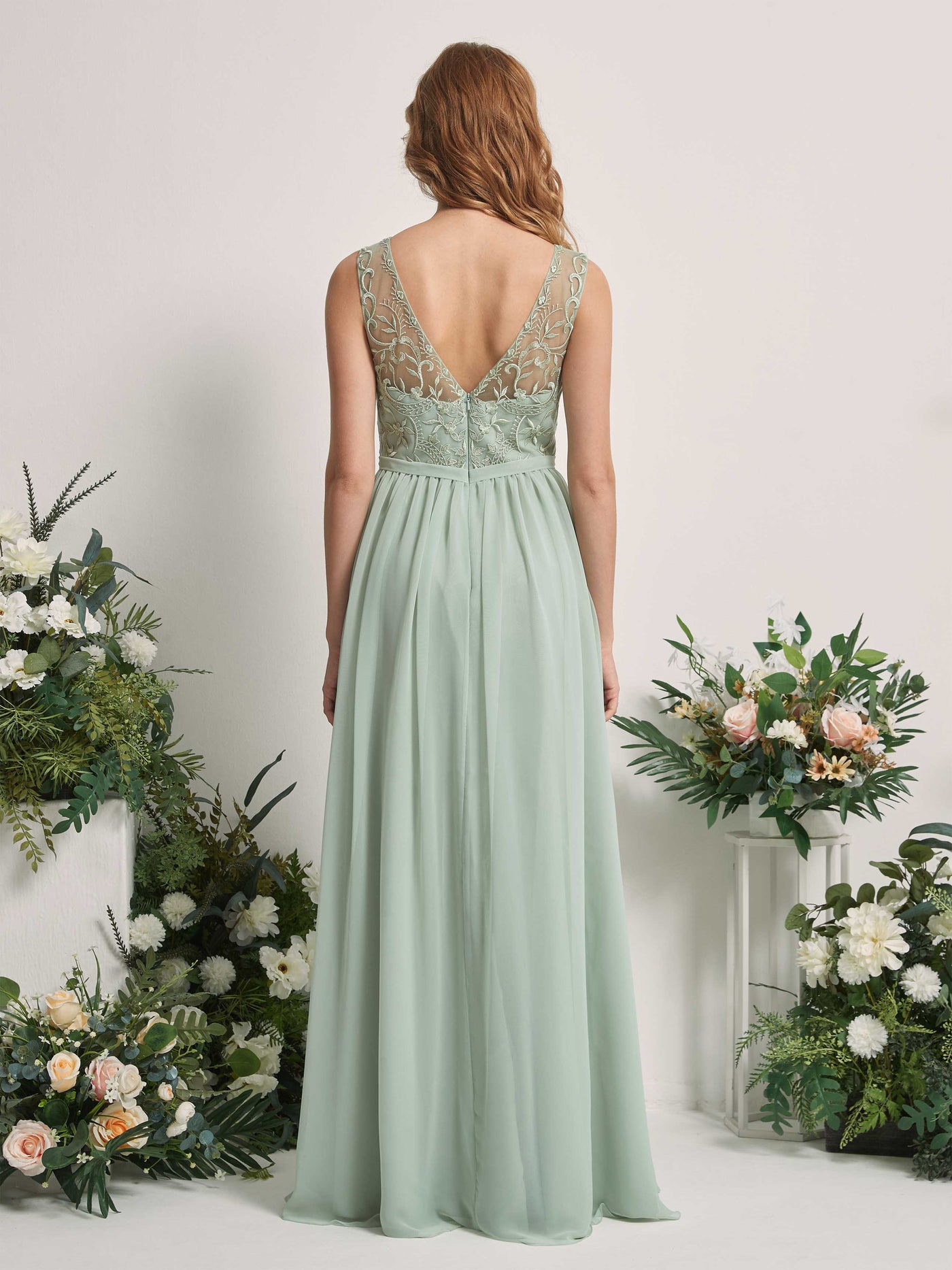 Carlyna Vestido Línea A Escote Ilusión Hasta el Suelo Vestidos de Dama de Honor Verde Salvia #color_verde-salvia