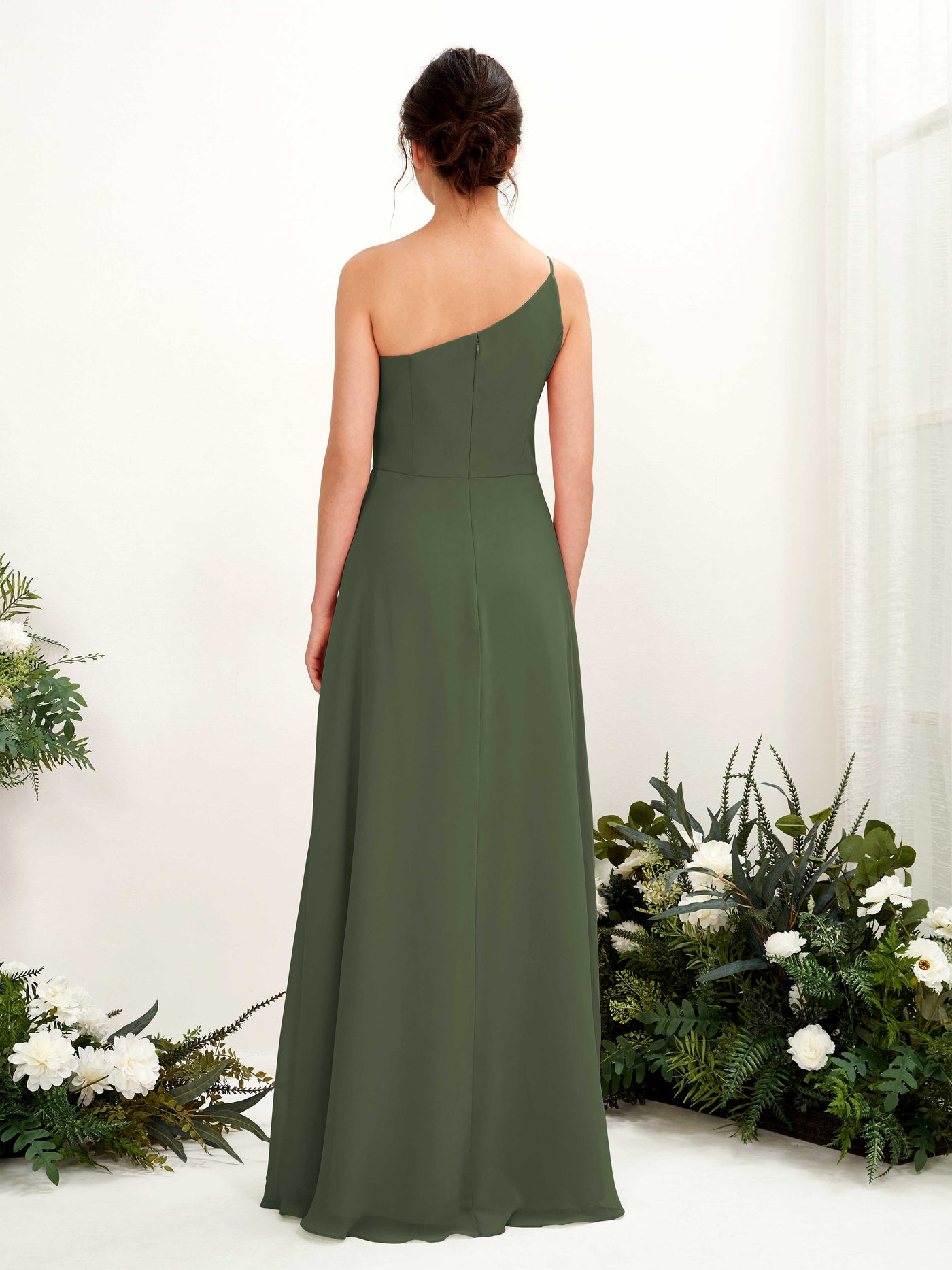 Carlyna Vestido línea A escote un hombre gasa hasta el suelo hendida de pierna Vestidos de dama de honor Oliva Martini #color_oliva-martini