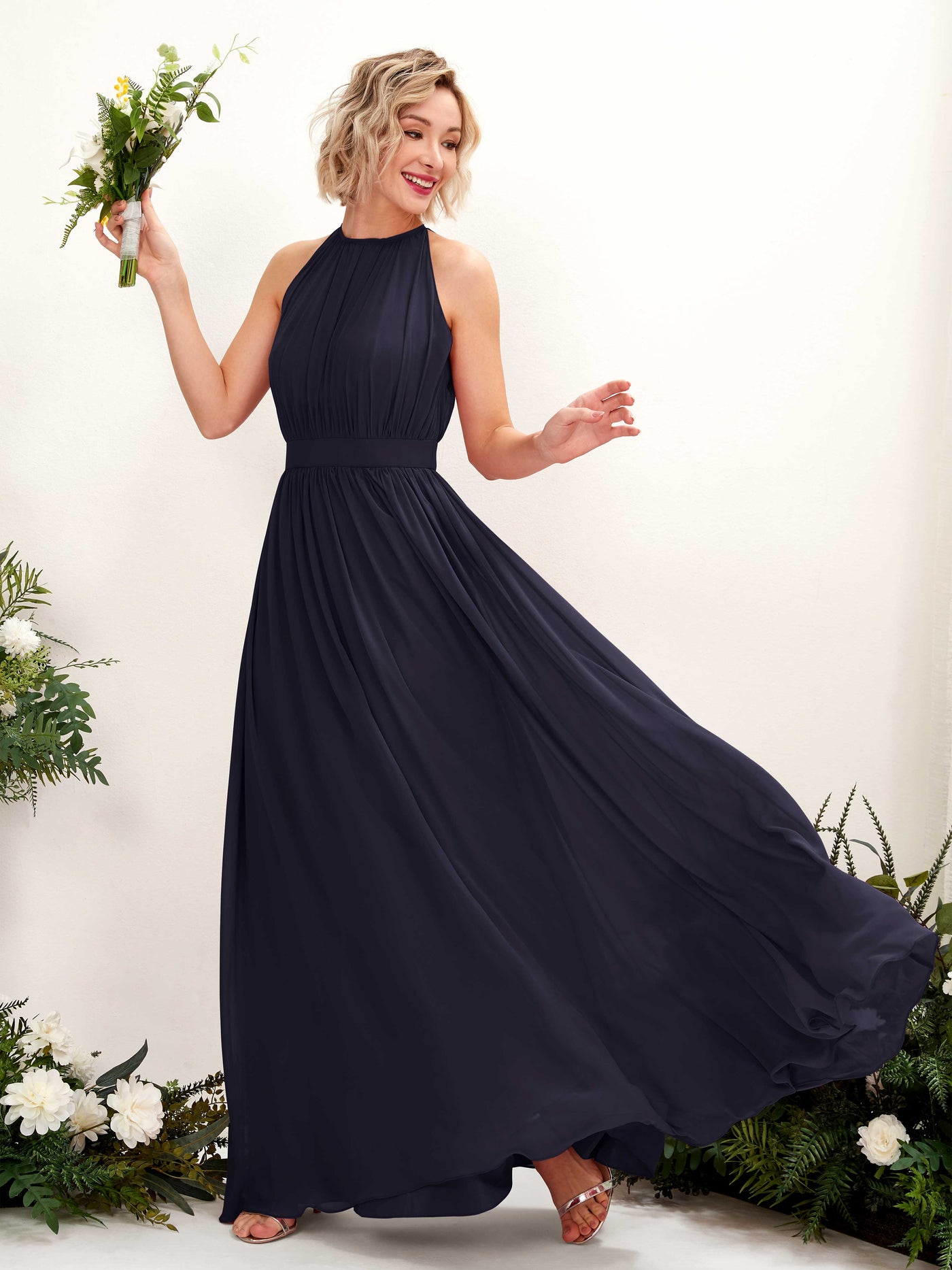 Carlyna Vestido Línea A Hasta el suelo Cuello redondo Gasa Vestidos de dama de honor Azul Marino Oscuro #color_azul-marino-oscuro