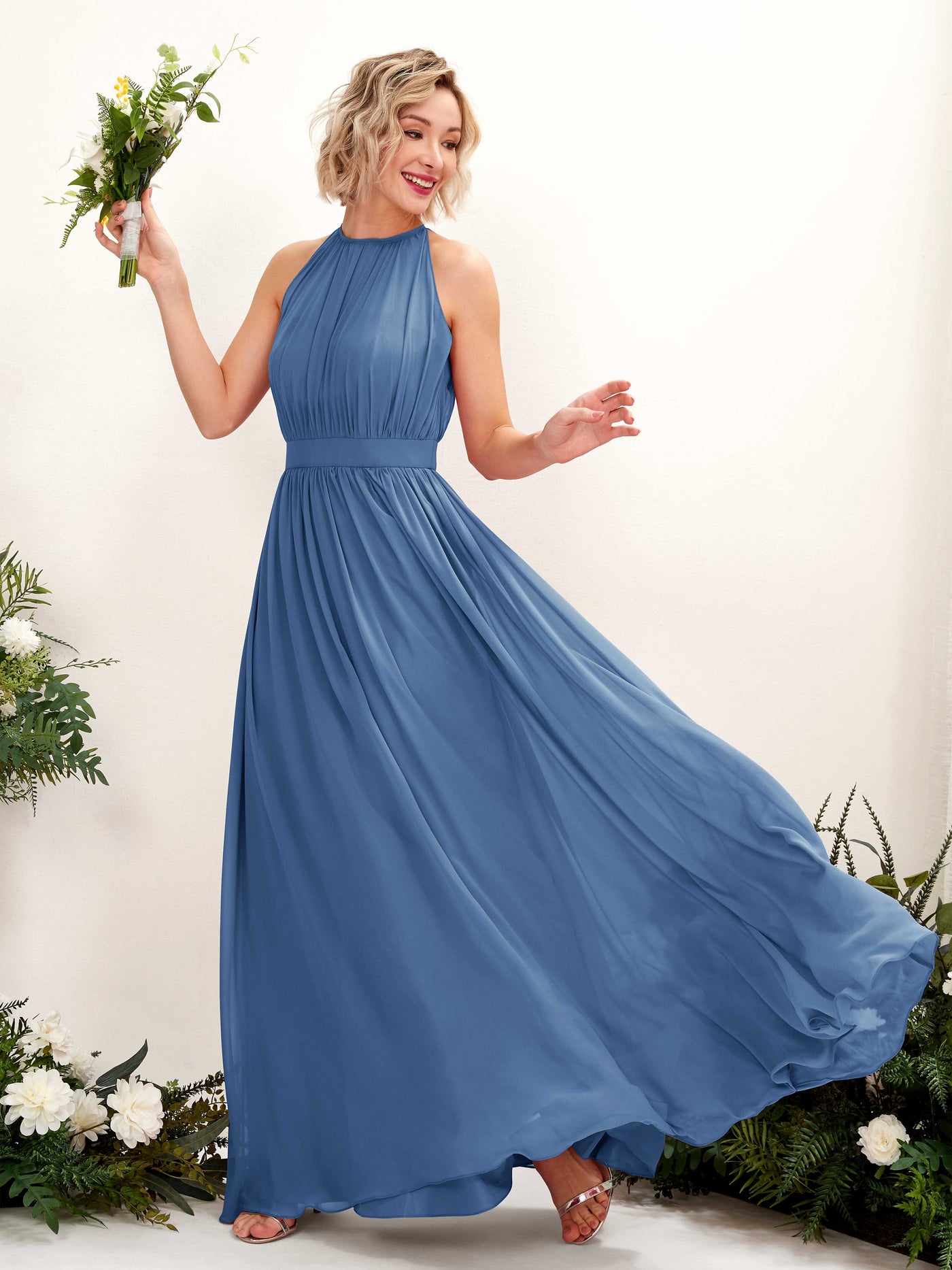 Carlyna Vestido Línea A Hasta el suelo Cuello redondo Gasa Vestidos de dama de honor Azul polvoriento #color_azul-polvoriento