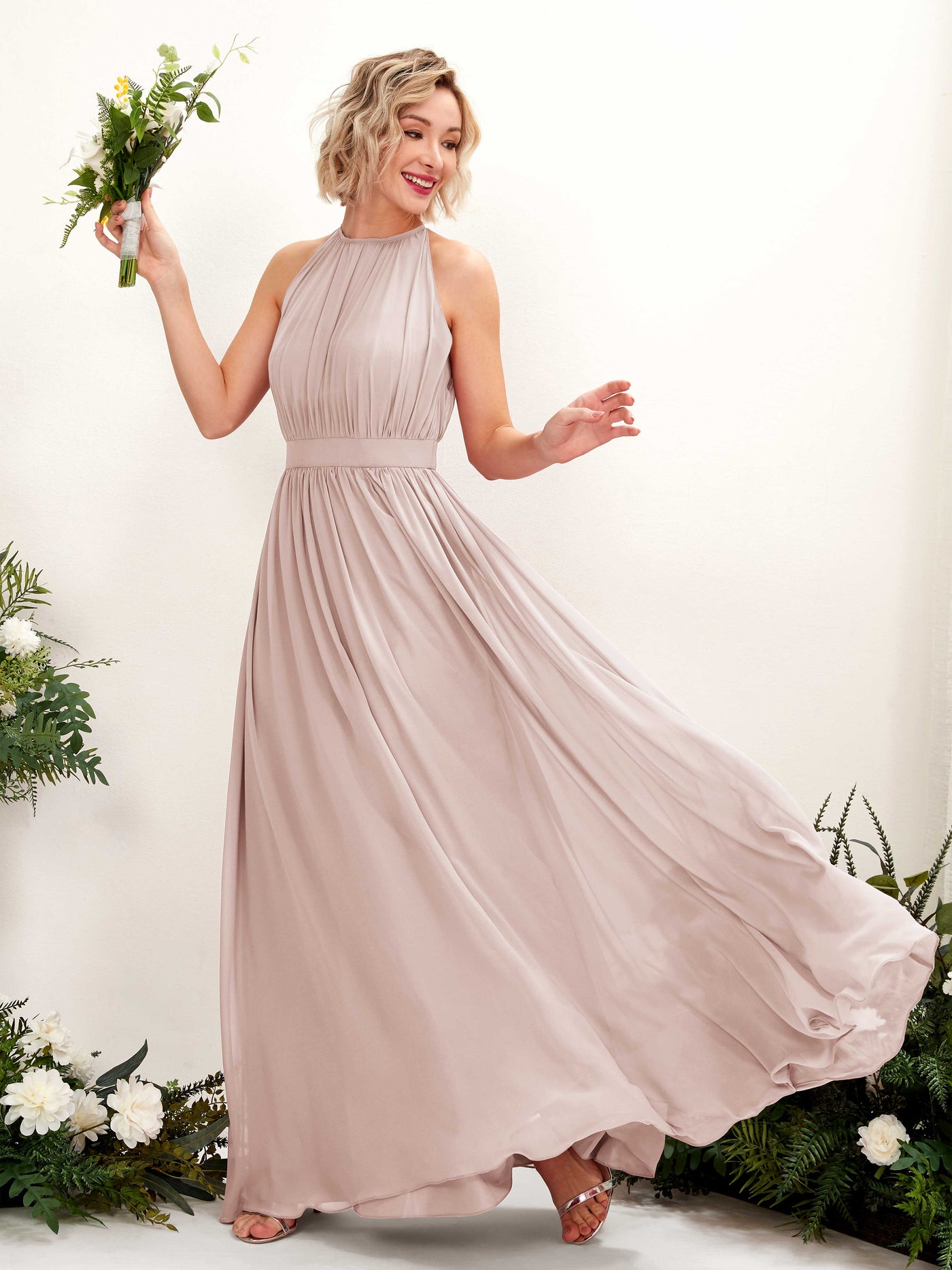 Carlyna Vestido Línea A Hasta el suelo Cuello redondo Gasa Vestidos de dama de honor Biscotti #color_biscotti
