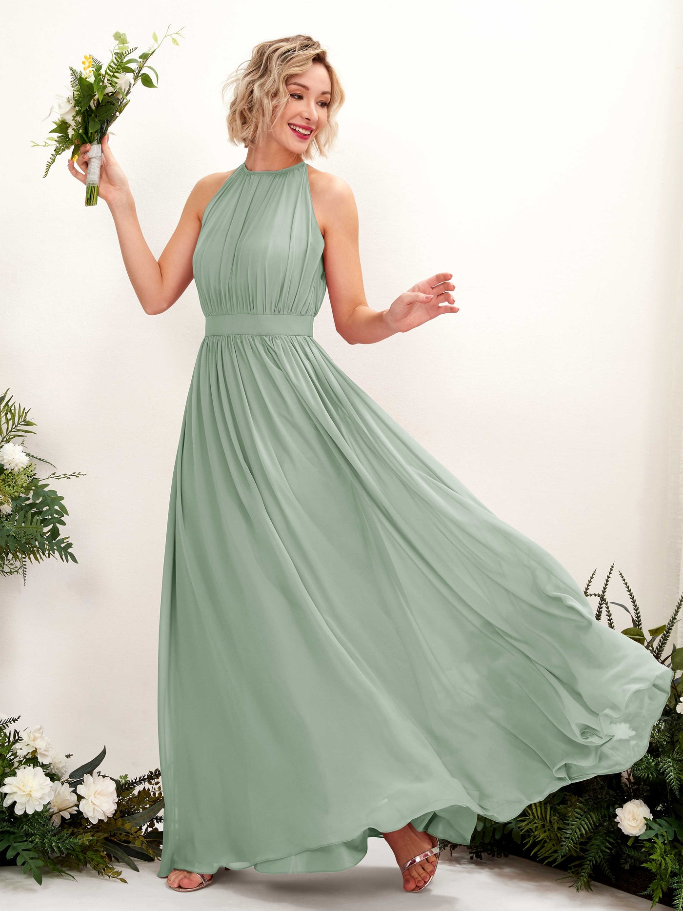 Carlyna Vestido Línea A Hasta el suelo Cuello redondo Gasa Vestidos de dama de honor Verde Salvia #color_verde-salvia