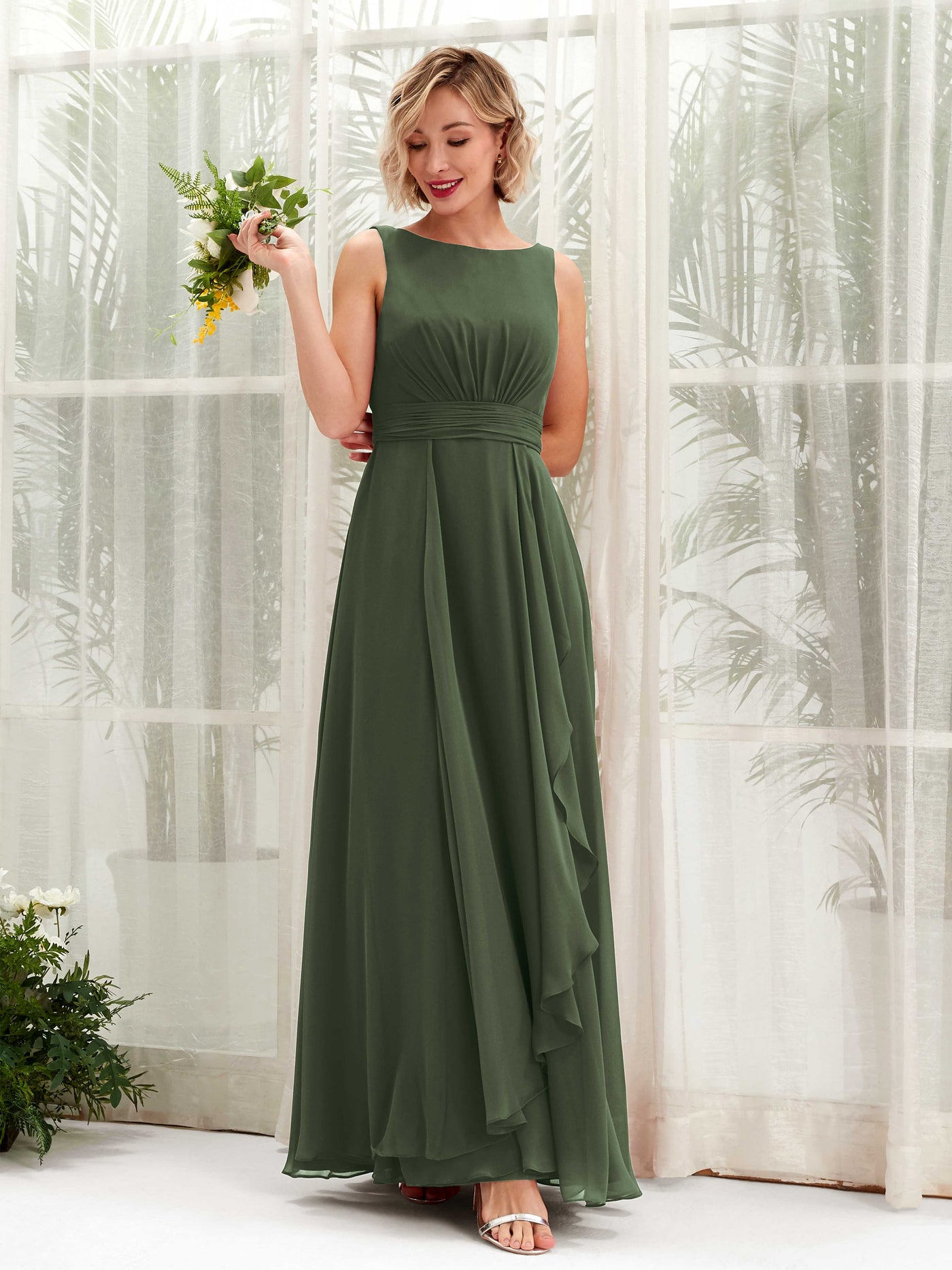 Carlyna Vestido línea A hasta el suelo escote bandeja dama de honor Oliva Martini #color_oliva-martini