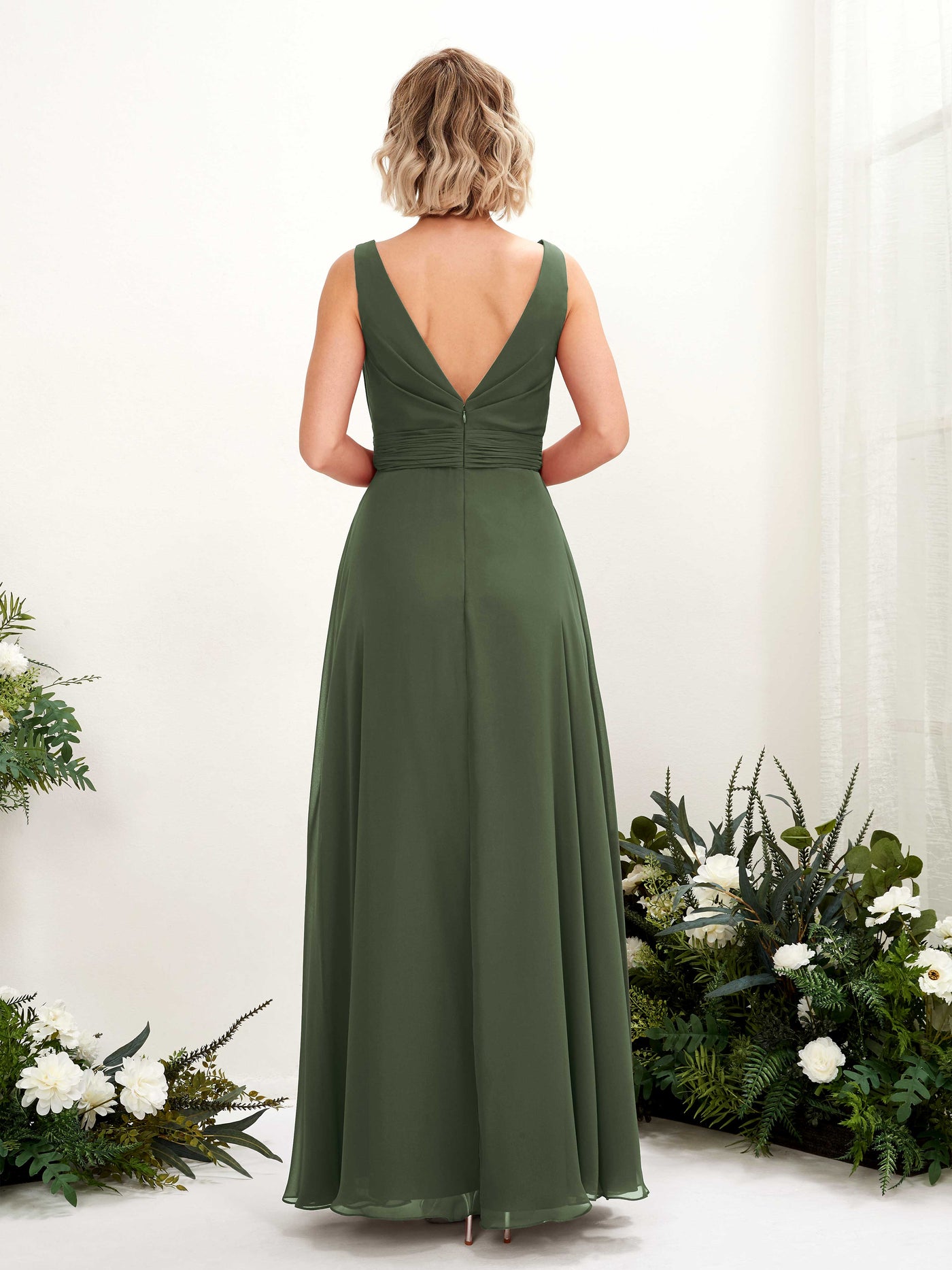 Carlyna Vestido línea A hasta el suelo escote bandeja dama de honor Oliva Martini #color_oliva-martini